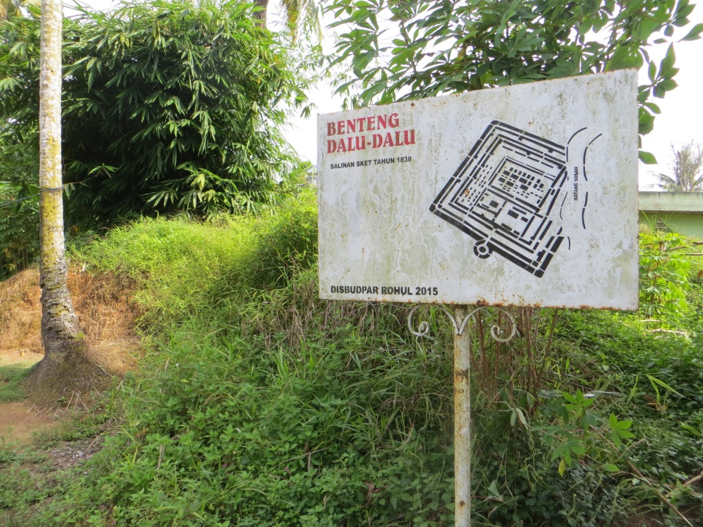 Kampong Daloe-Daloe dikenal juga dengan nama Kubu Awuo Duri atau Benteng Tujuh Lapih atau Benteng Tuanku Tambusai.