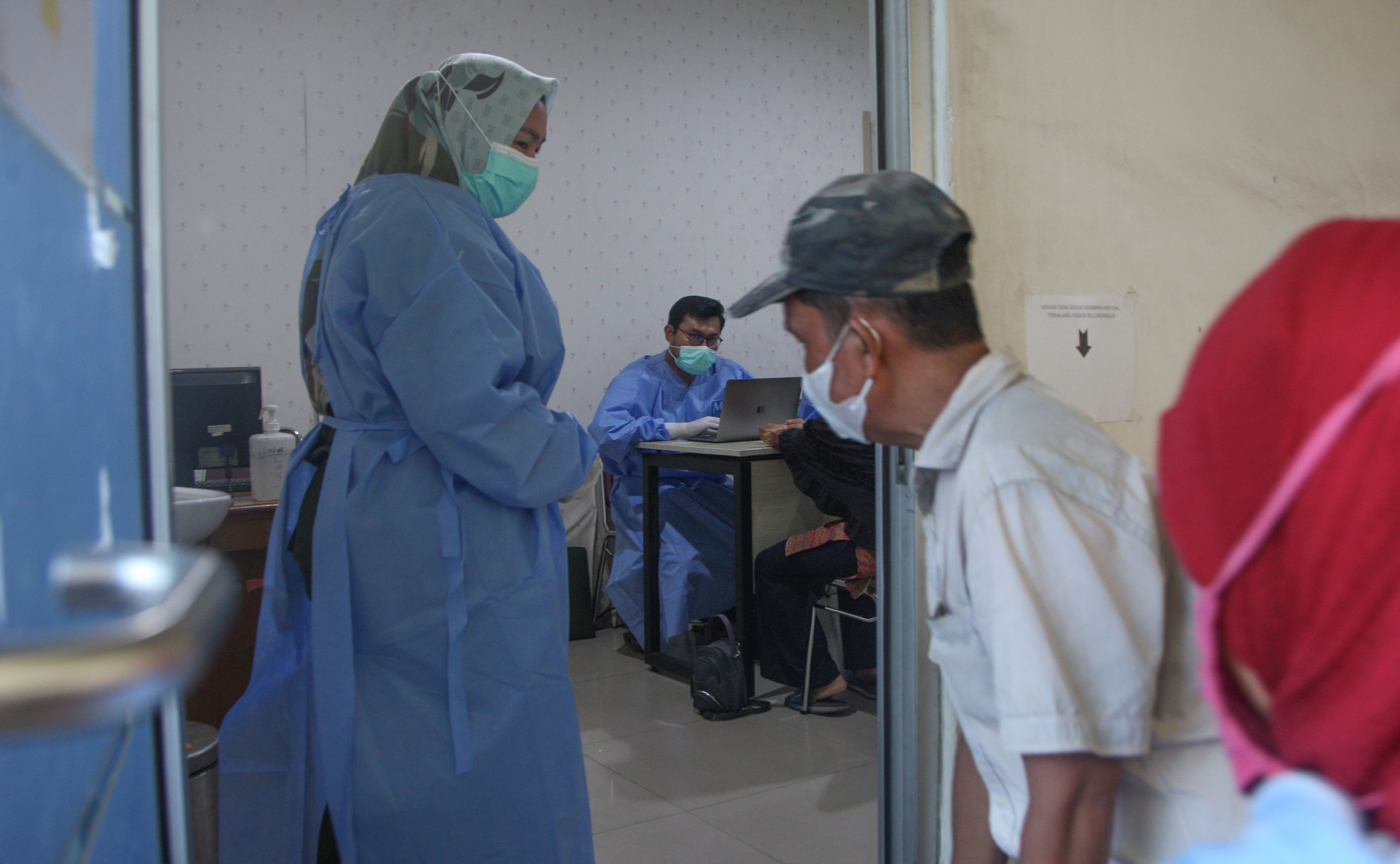 Pasien dengan gejala batuk dan sesak nafas memeriksakan diri di Poli Batuk dan infeksi saluran pernapasan akut (ISPA) di Puskesmas