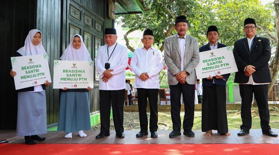 Baznas Serahkan Bantuan Beasiswa Santri Menuju PTN
