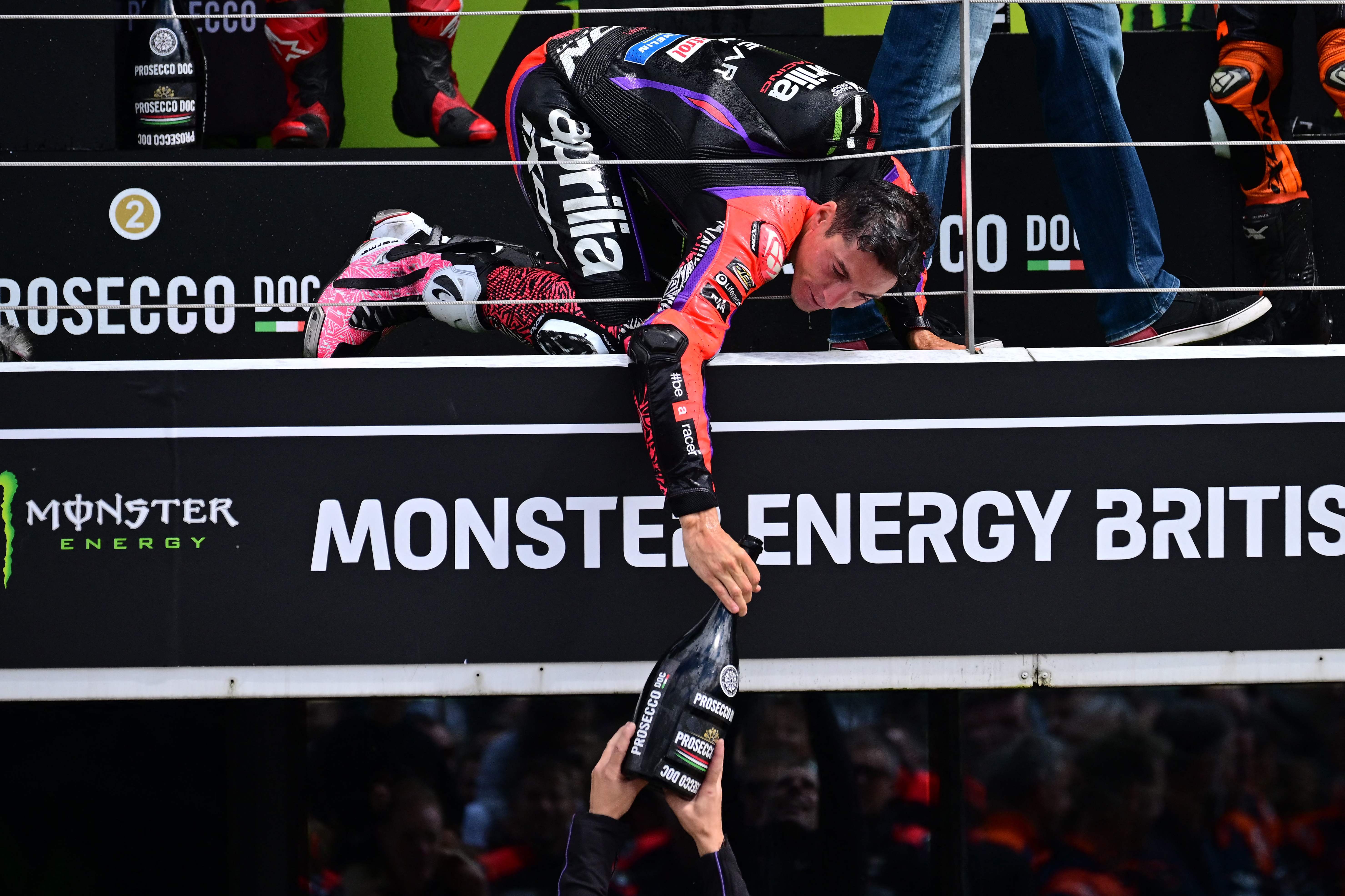 Pembalap Aprilia Aleix Espargaro menjadi kampiun dalam MotoGP Inggris yang digelar di Sirkuit Silverstone.