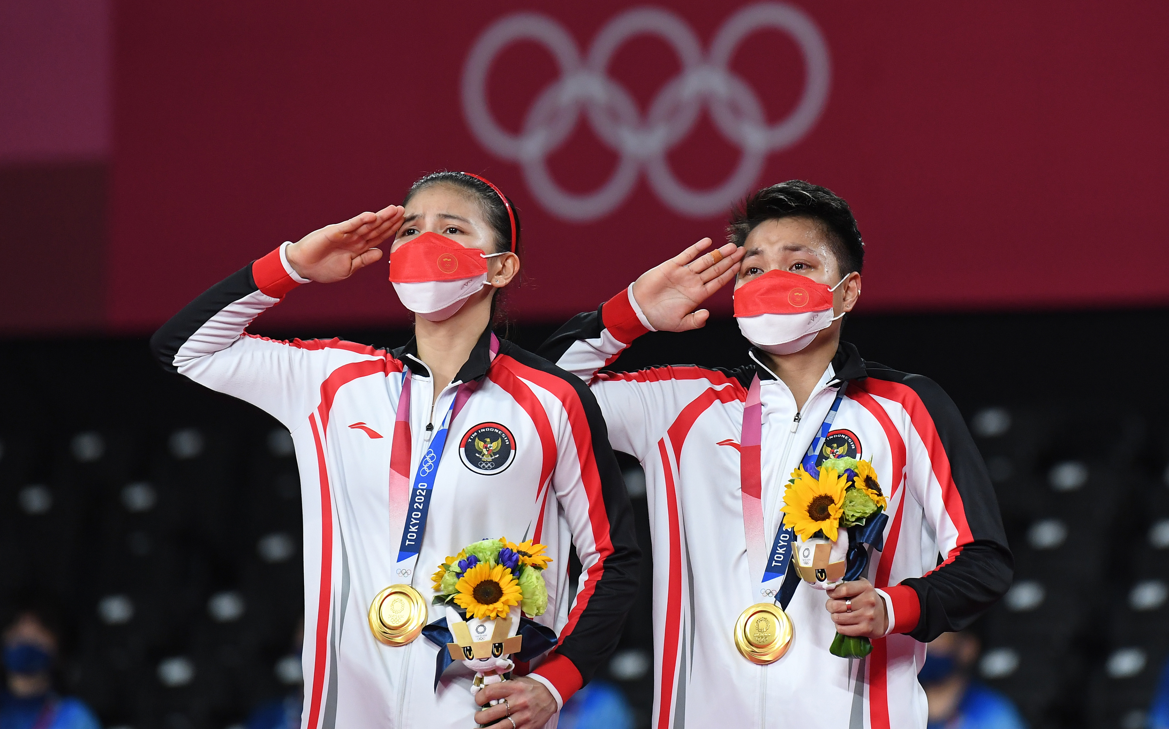 Ganda putri Indonesia Greysia Polii dan Apriyani Rahayu saat meraih medali emas Olimpiade Tokyo 2020