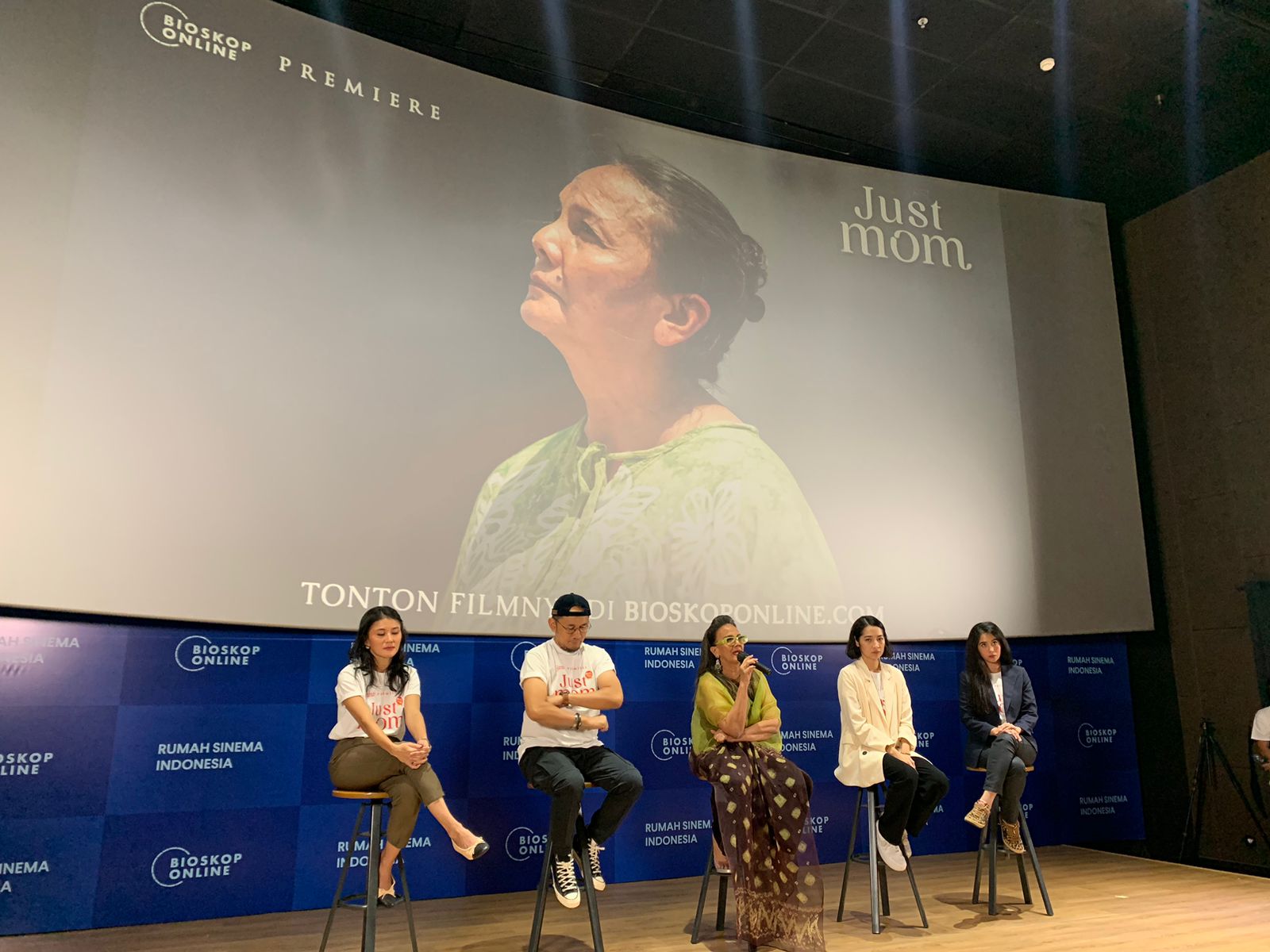 Pemeran film just mom