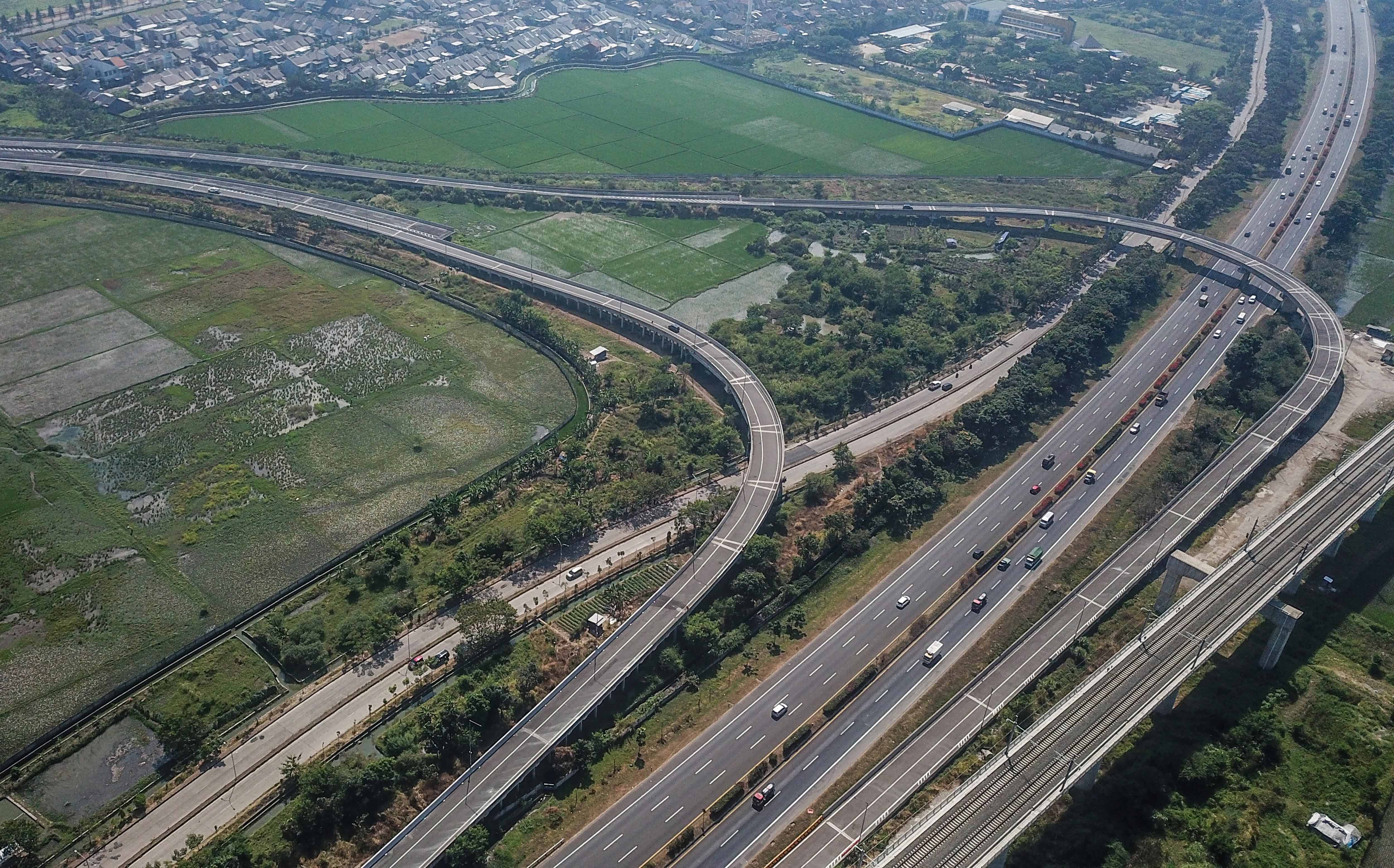 Foto udara Ruas Jalan Tol Padaleunyi KM 149 di Gedebage, Bandung, Jawa Barat, Sabtu (19/8).