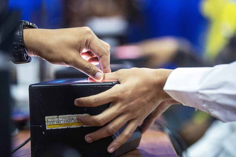 Disdukcapil Makassar menjemput bola ke sekolah untuk merekam KTP elektronik siswa yang baru berusia 17 tahun.