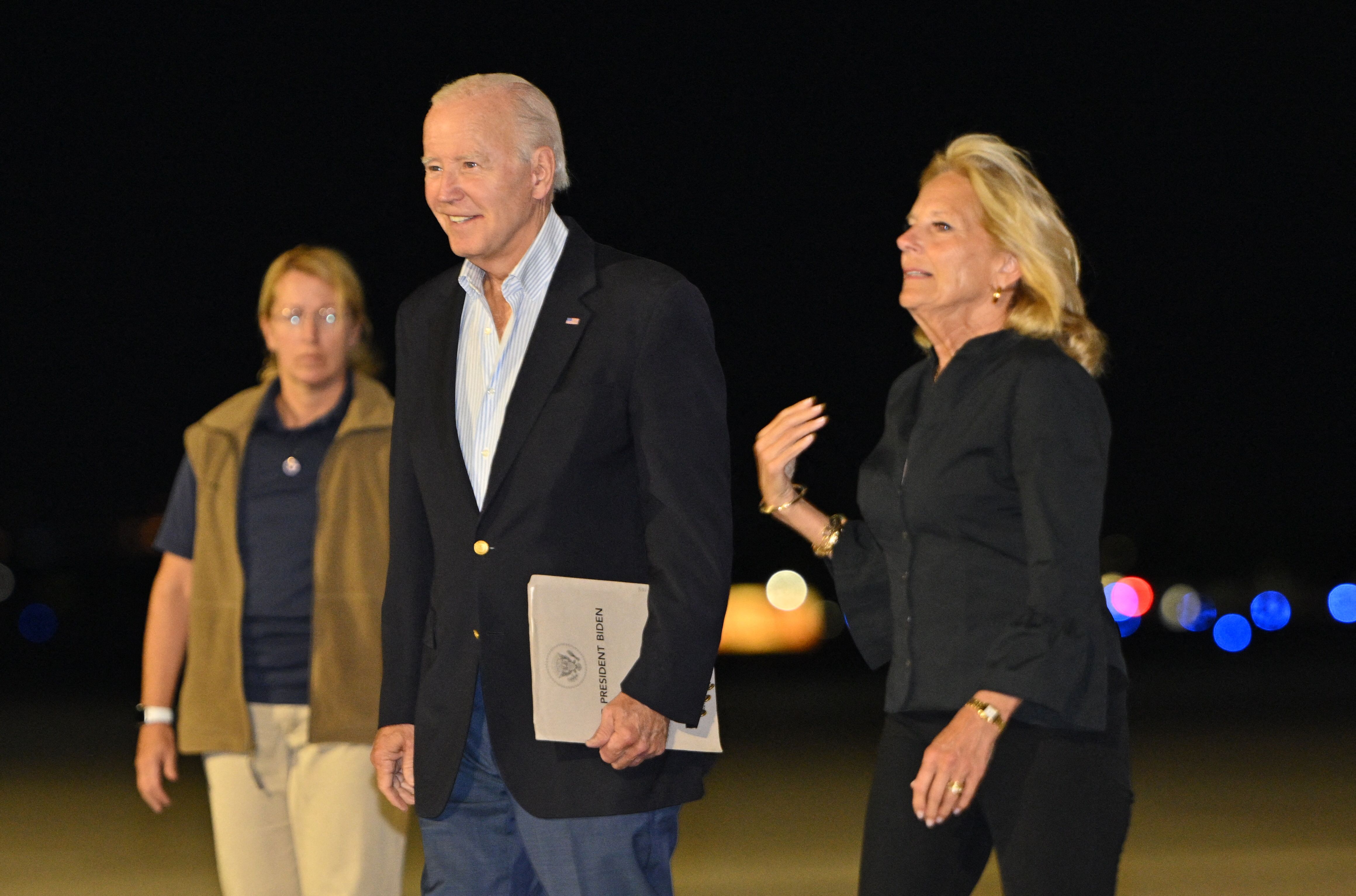 Presiden Amerika Serikat Joe Biden (tengah) dan istrinya, Jill (kanan).