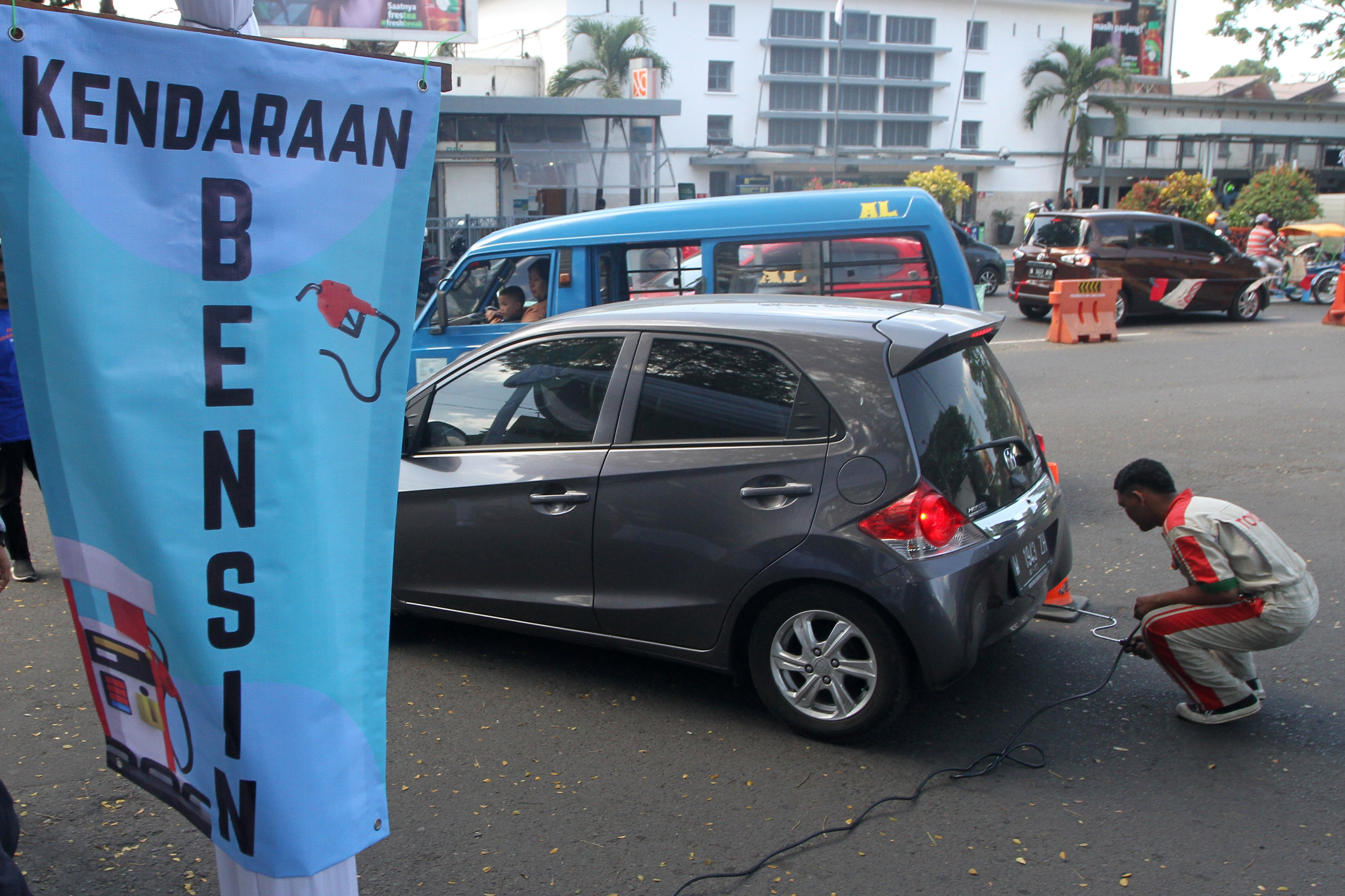  Petugas mengukur emisi gas buang sebuah kendaraan roda empat