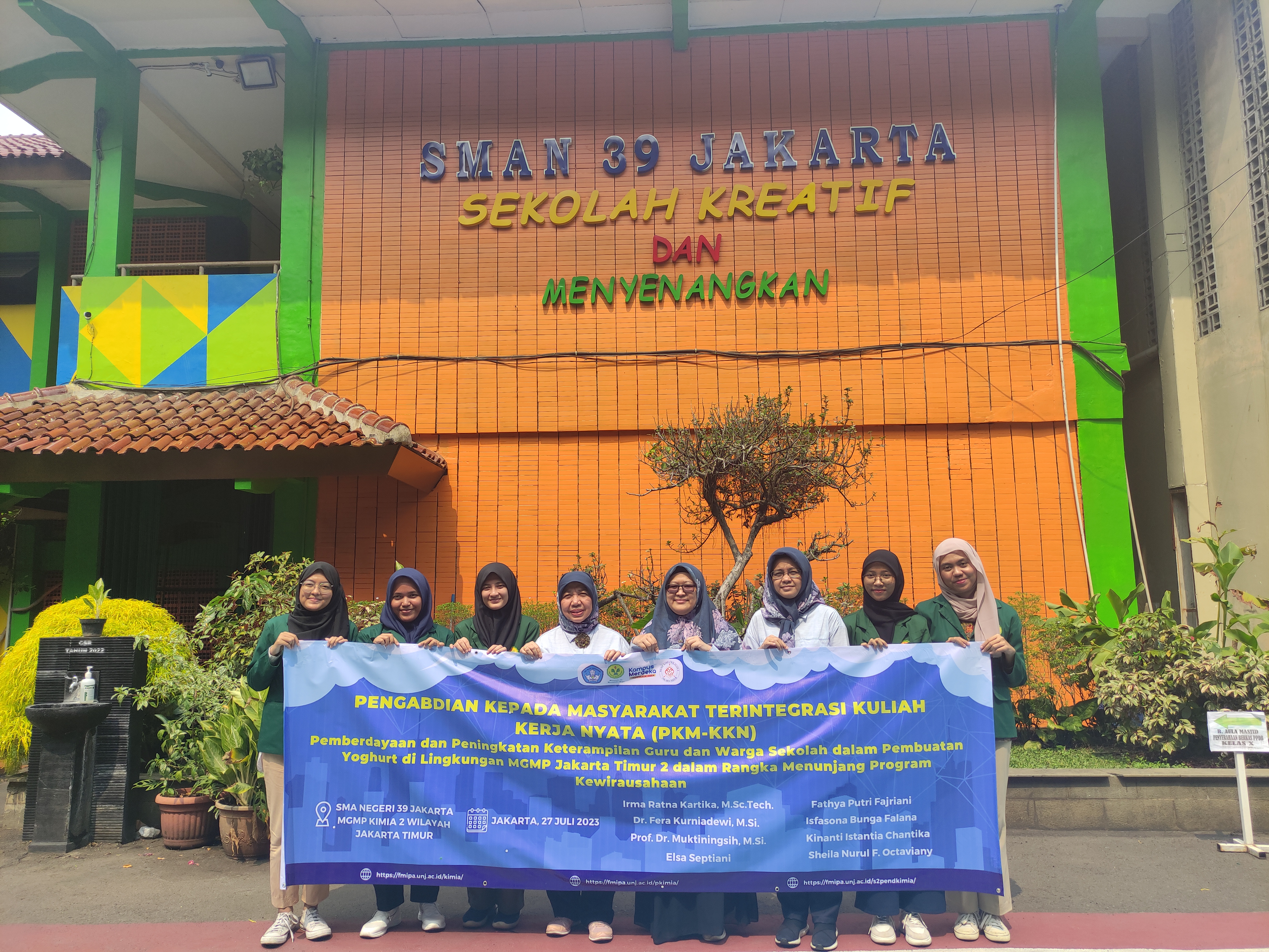 Tim Prodi Kimia UNJ memberikan pengetahuan dan pelatihan pembuatan yoghurt di SMA 39 Jakarta.