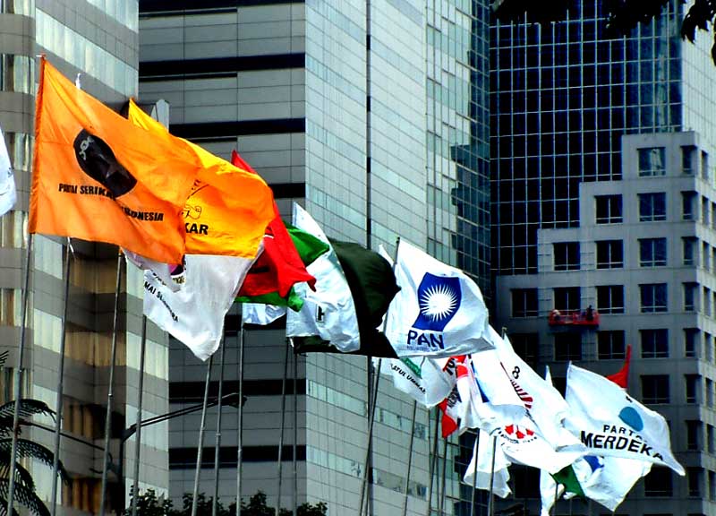 Dalam demokrasi di Indonesia, pelaksanaan Pemilu 2004 penuh dengan sejarah. Simak beberapa di antaranya.