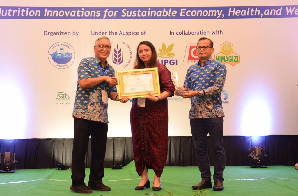 Super Bubur Buryam dan Super Bubur Rasa Soto meraih Penghargaan Inovasi Program Pangan dan Gizi pada ISFANEA 2023 di Jakarta.