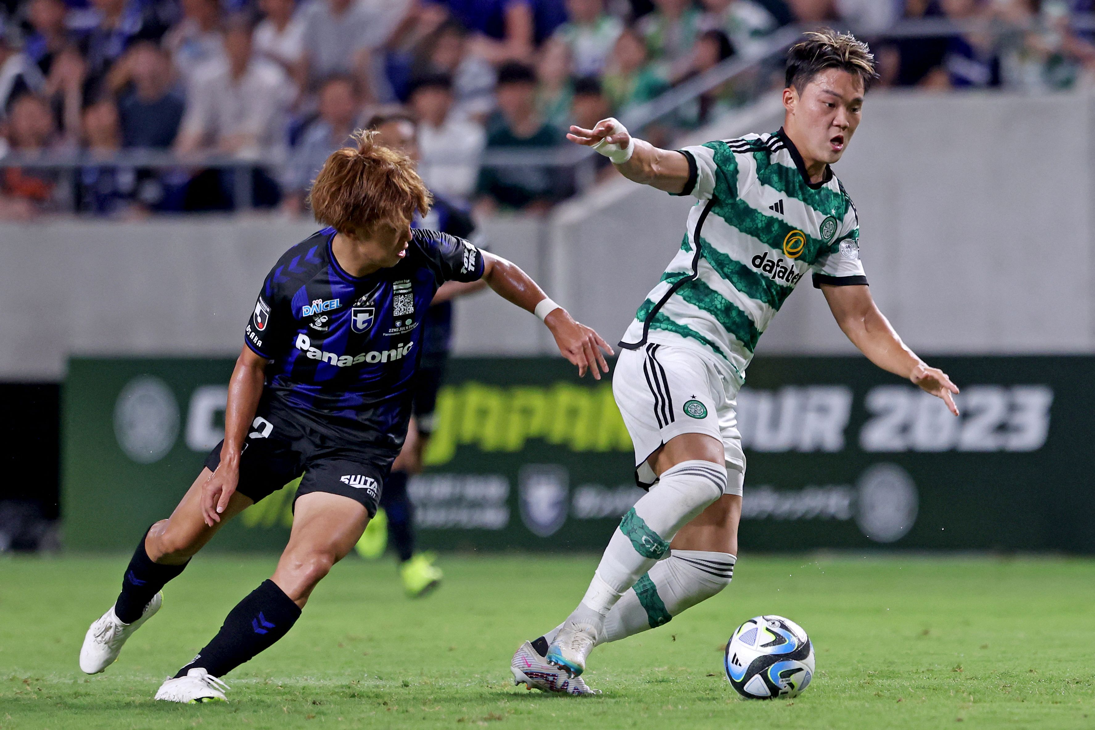 Penyerang Celtic Oh Hyeon Gyu (kanan)