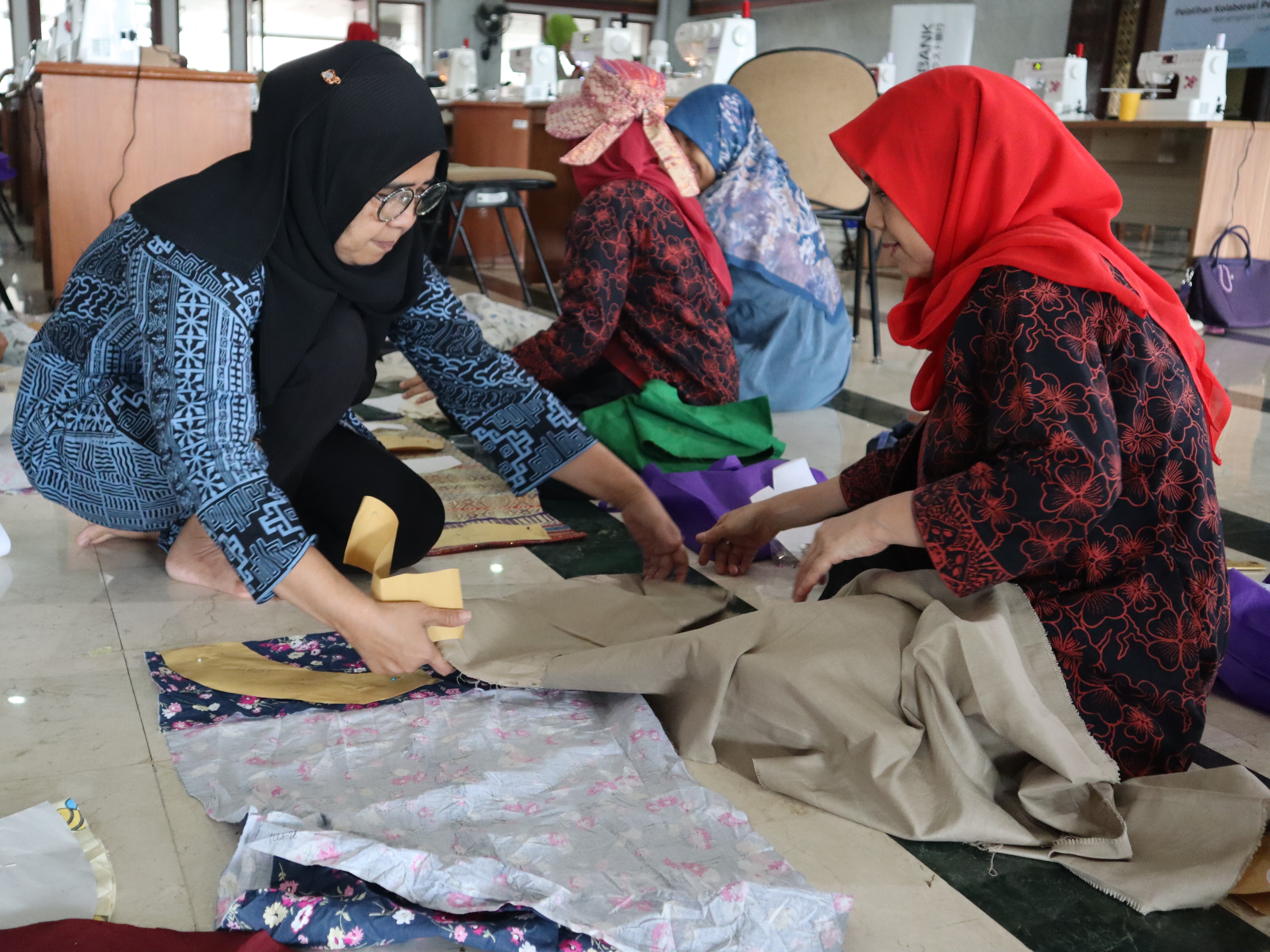 Pelaku usaha perempuan mengikuti pelatihan keterampilan mengolah limbah kain.  
