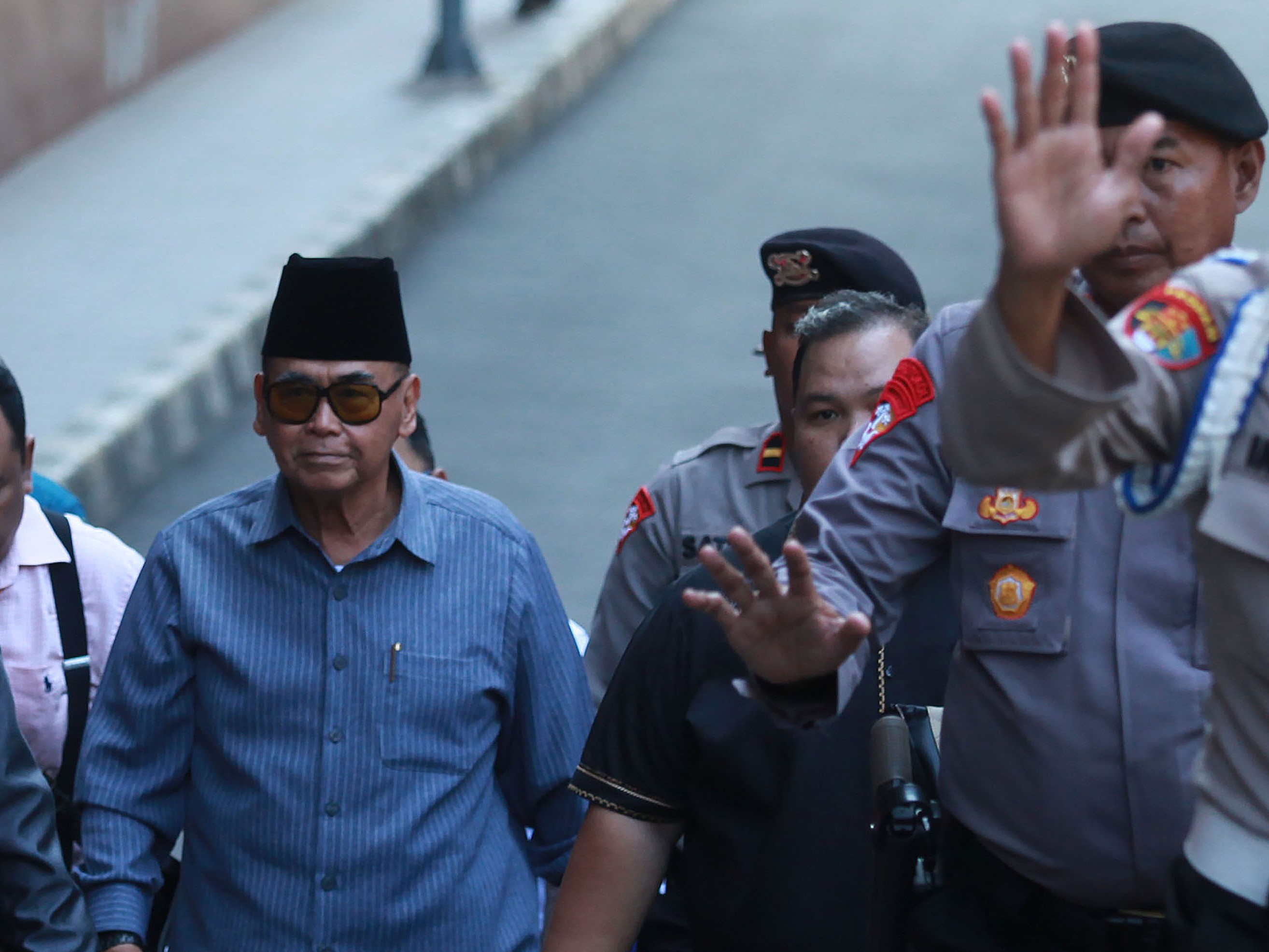Pimpinan Pondok Pesantren Al Zaytun Panji Gumilang (tengah) berjalan saat akan menjalani pemeriksaan di Bareskrim Mabes Polri, Jakarta.