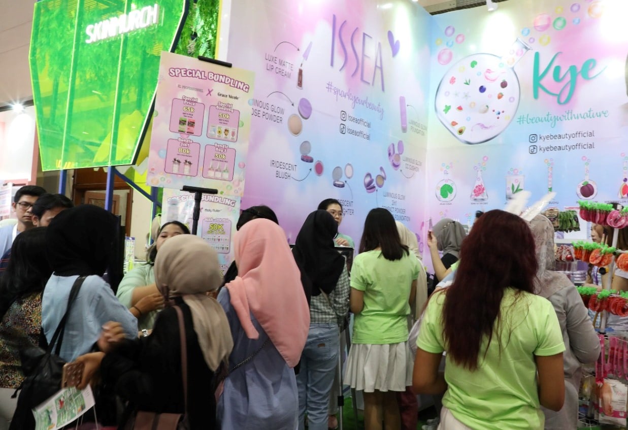 Pengunjung memadati booth milik PT Cakra Daya Makmur di Jakarta X Beauty, Hall A dan B Jakarta Convention Center, Senayan, Jakarta.