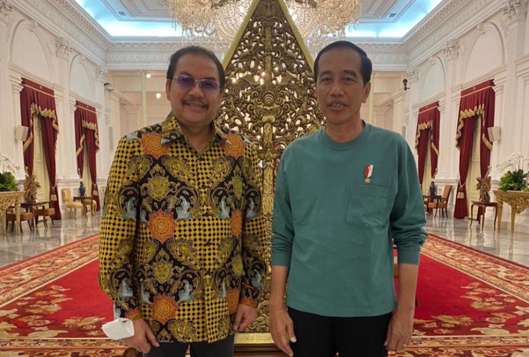 Denny JA (kiri), Presiden Joko Widodo (kanan)