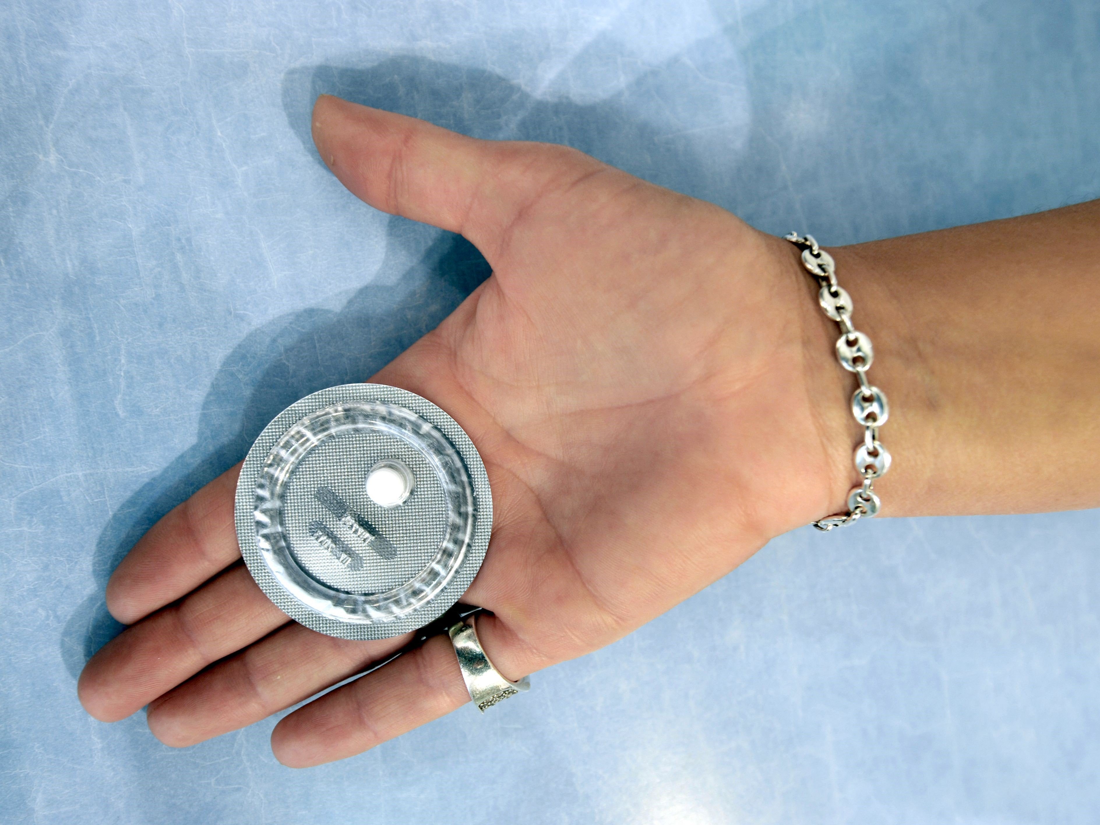 Seorang apoteker menunjukkan kotak pil kontrasepsi darurat yang disebut pil pencegah kehamilan di apotek di Caen, Prancis utara.