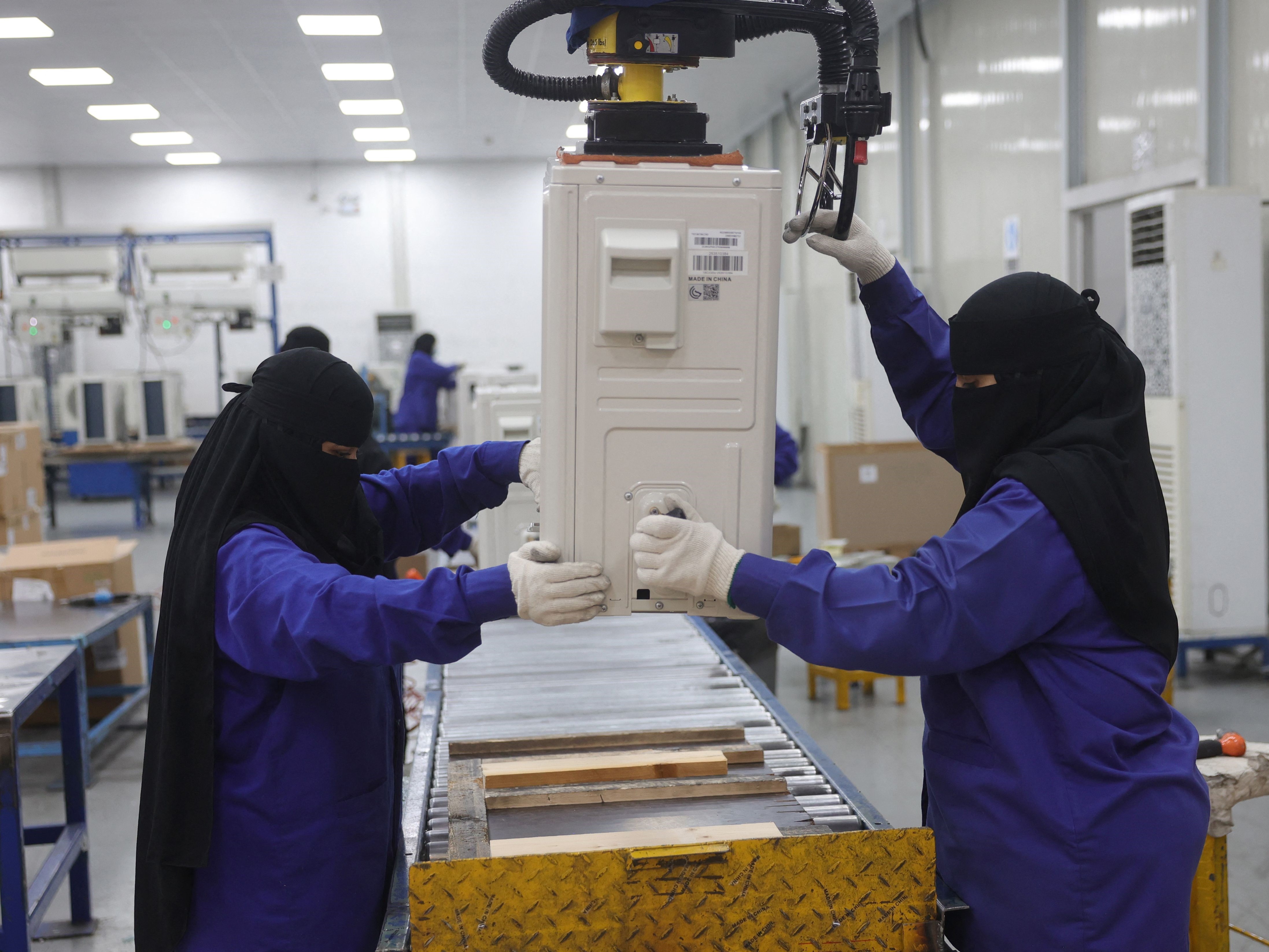 Wanita Saudi merakit unit AC di pabrik, Dammam, provinsi timur Arab Saudi, pada 15 Agustus 2023.