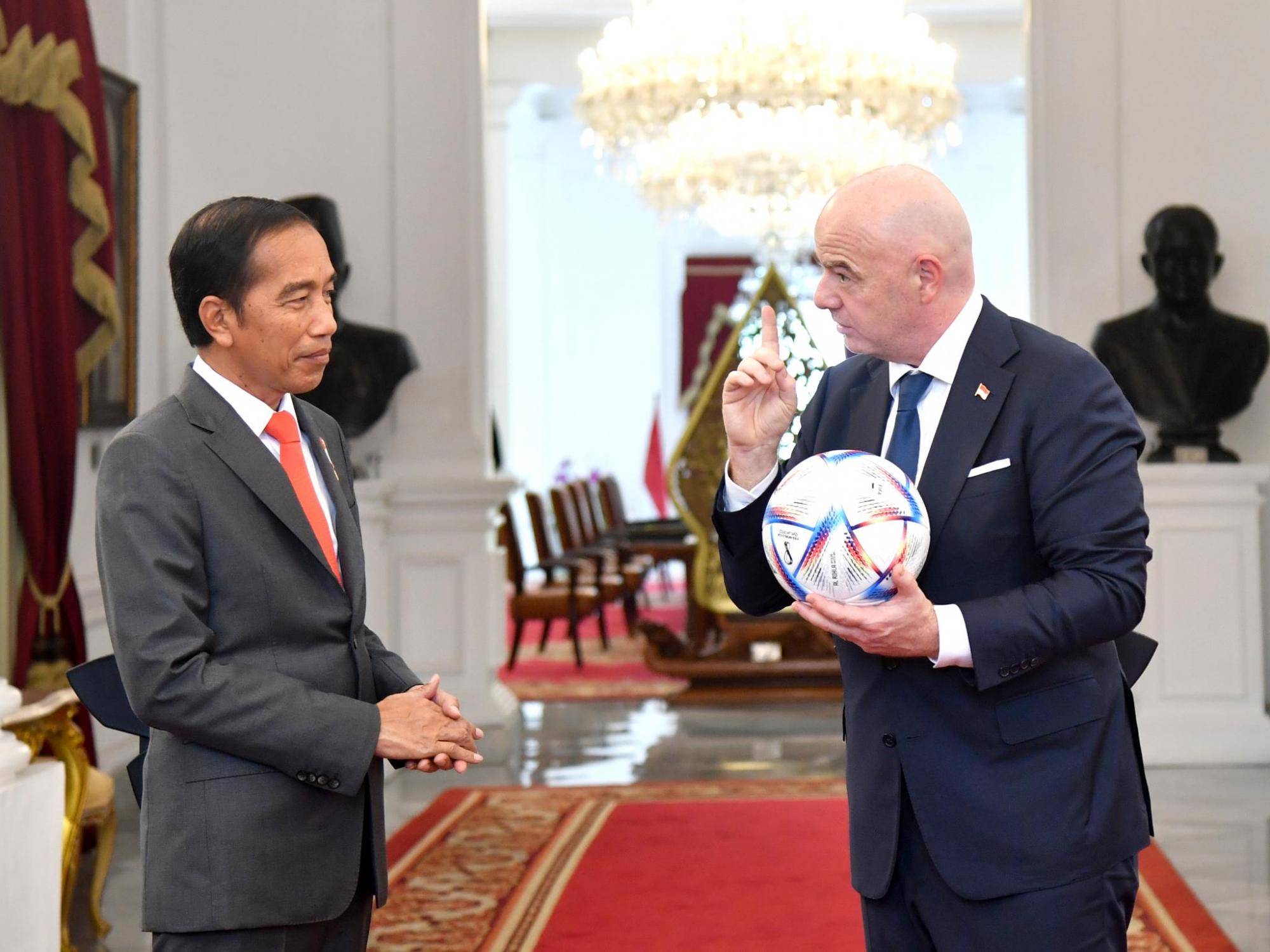 Presiden Joko Widodo (kiri) menerima bola resmi Piala Dunia Qatar 2022 dari Presiden Induk Asosiasi Sepak Bola Dunia (FIFA) Gianni Infantino