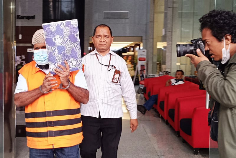 Dalam ekspesinya, kuasa hukum bupati nonaktif Membramo Tengah menilai ada lima hal yang salah dalam dakwaan JPU pada KPK.