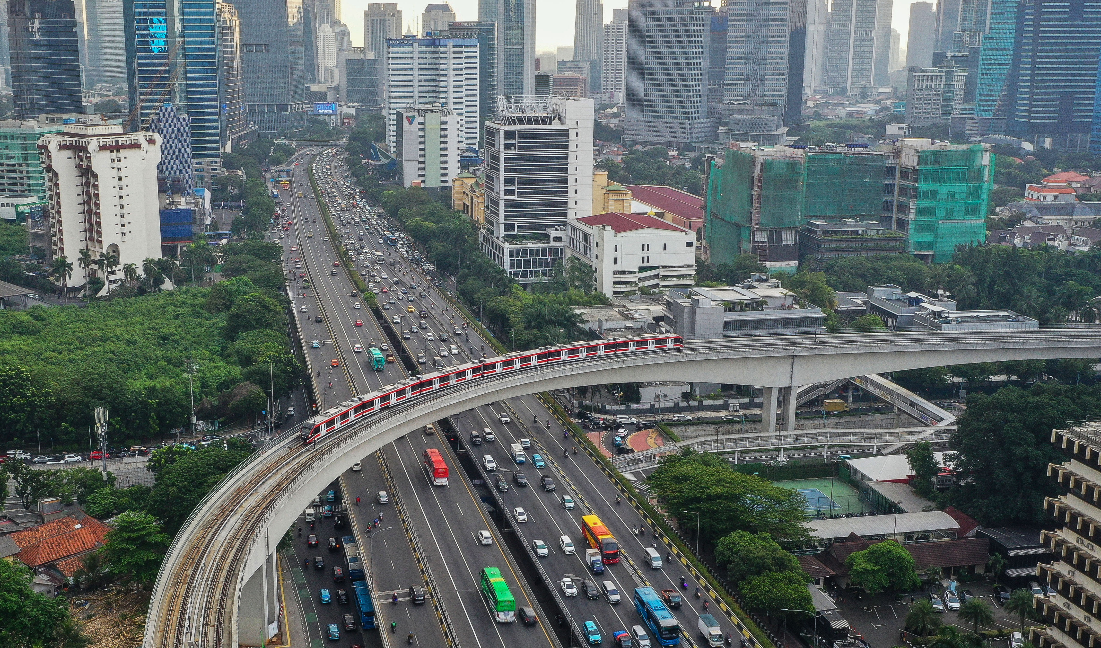 jembatan lengkung LRT salah desain sehingga menyebaBkan rangkaian kereta LRT yang melintas harus berjalan melambat
