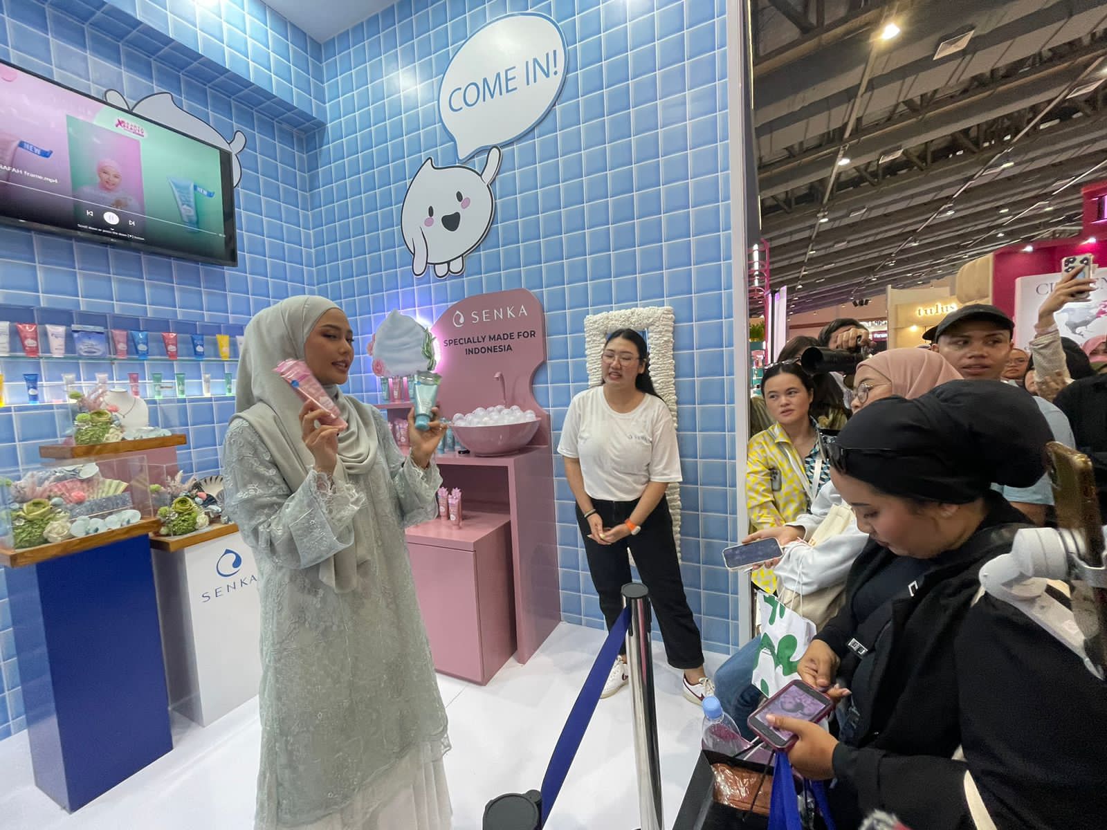 Brand Ambassador Senka Perfect Whip Gentle Rose dan Senka Perfect Whip Soothing Wakame, Dara Arafah, pada pada Jakarta X Beauty di JCC.