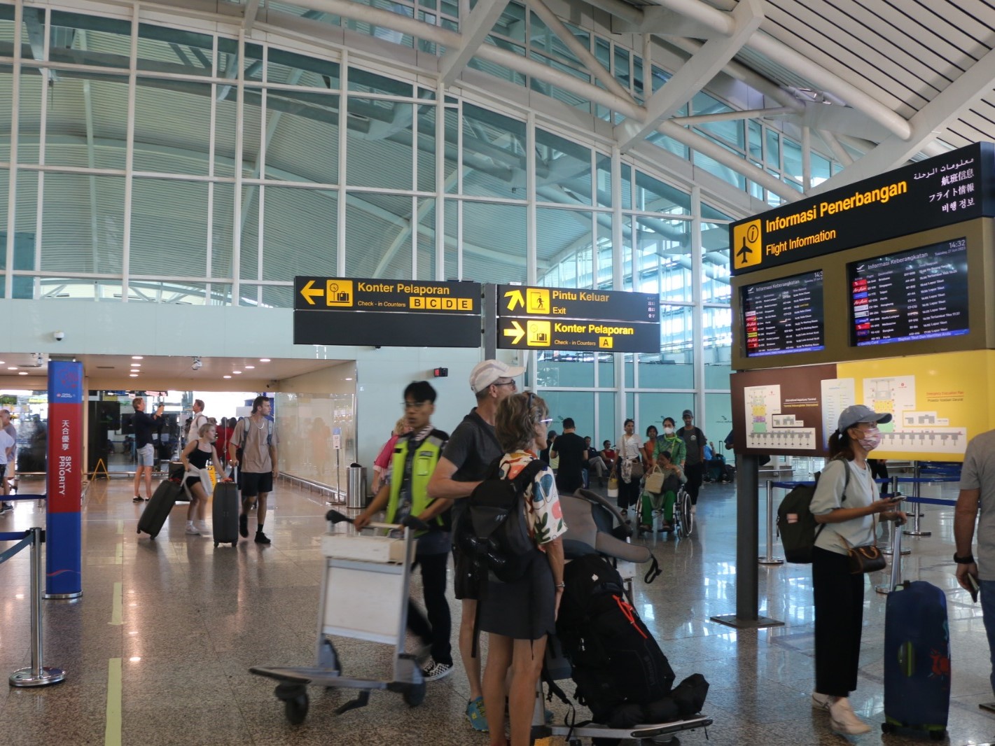 Suasana kepadatan penumpang di Bandara Ngurah Rai Bali, Selasa (8/8/2023).