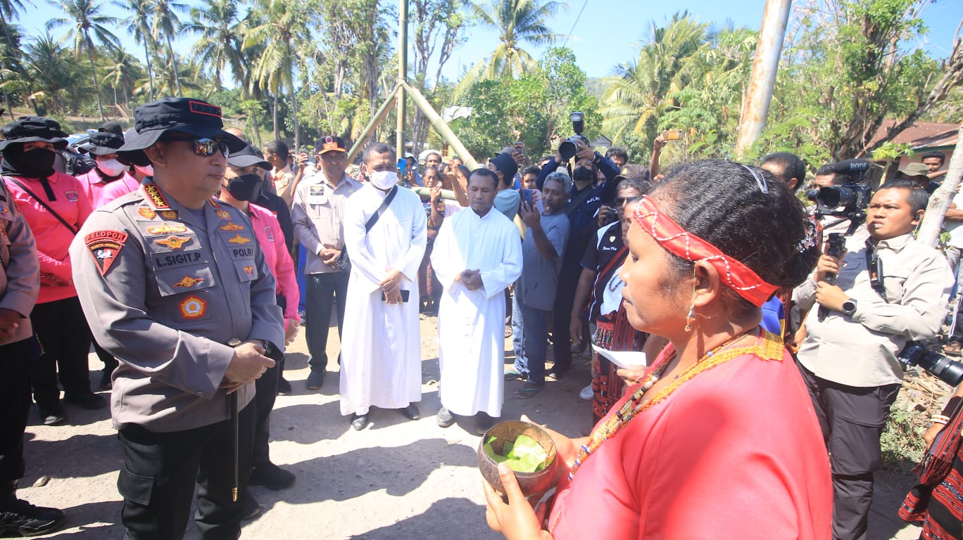 Kunjungi Pulau Palue, Kapolri Berikan Bantuan Sumur Bor dan Pemeriksaan Kesehatan