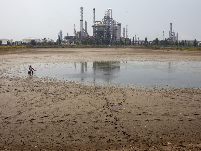 Waduk Balongan di Indramayu, Jawa Barat, mengering.