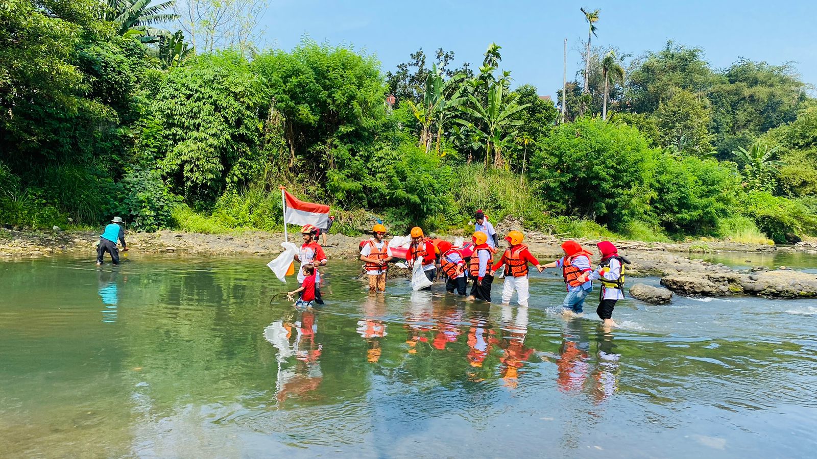 Warga RW 07 Kelurahan Kedung Halang, Kecamatan Bogor Utara, melaksanakan upacara bendera di tengah Sungai Ciliwung.