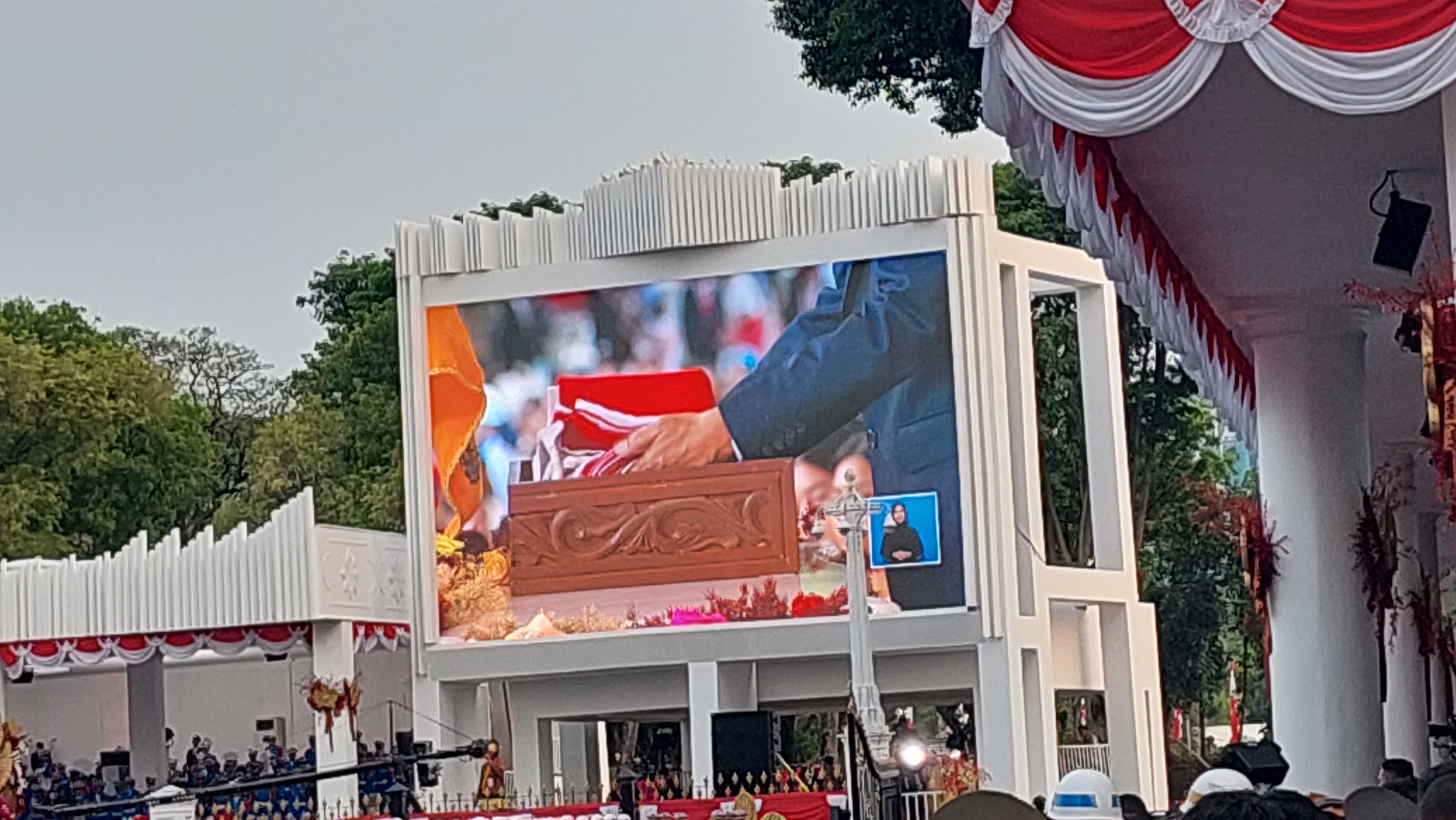 TIM Pasukan Pengibar Bendera Pusaka (Paskibraka) dengan nama Indonesia Jaya berhasil menurunkan bendera Merah Putih di Istana Merdeka