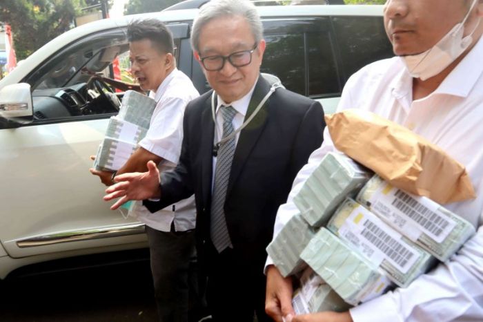 Pengacara Maqdir Ismail mengembalikan uang Rp27 miliar milik kliennya, Irwan Hermawan ke Kejagung.