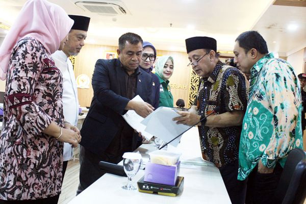 Ketua Pansus BLBI DPD RI Bustami Zainudin (ketiga dari kiri) menerima dokumen kajian dari mantan Menteri Keuangan Fuad Bawazier