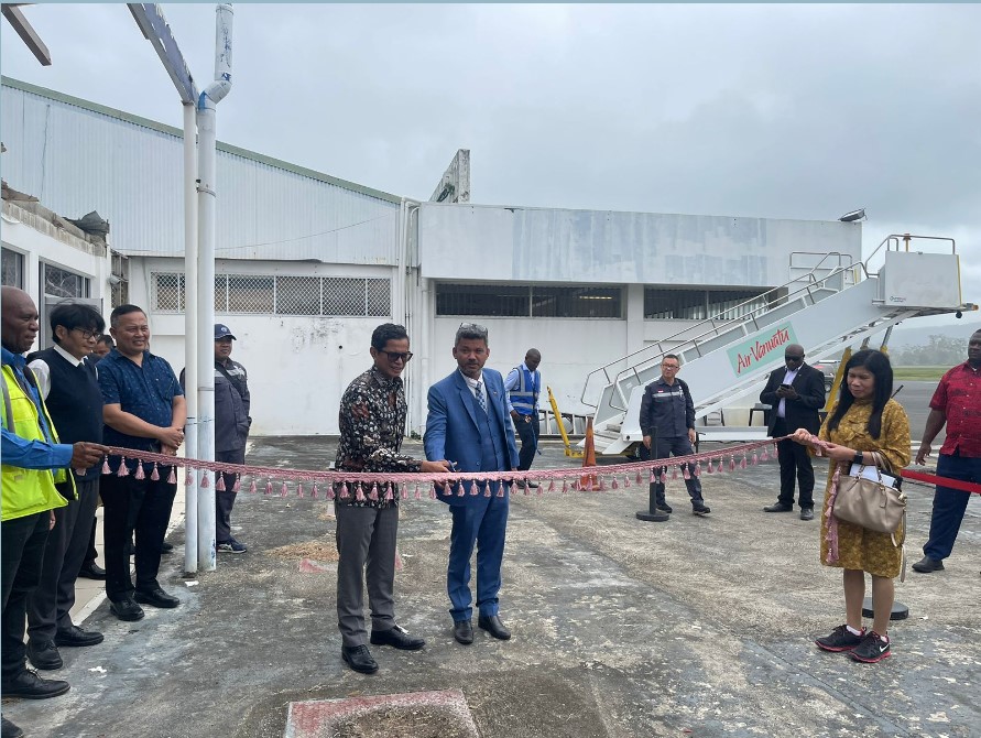 Wamenlu Pahala Nugraha Mansury bersama Menlu Vanuatu Matai Seremaiah Nawalu melaklukan ground breaking renovasi Bandara Port Vila.