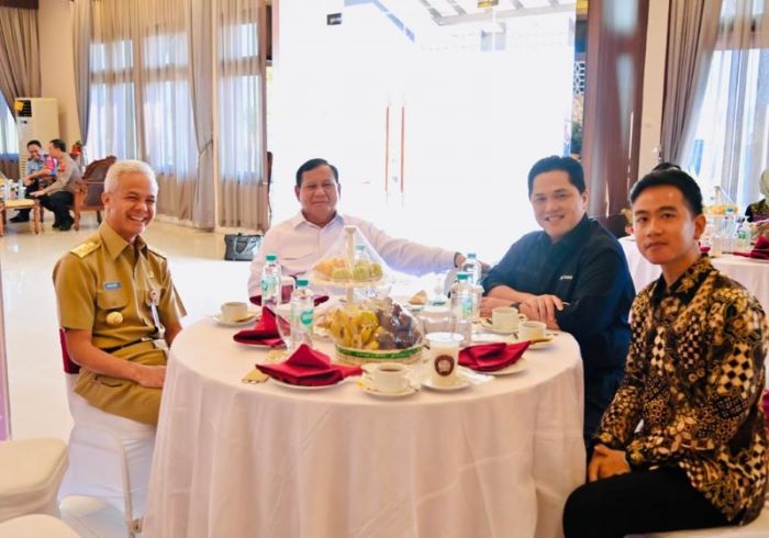 Gubernur Jateng Ganjar Pranowo bersama Wali Kota Surakarta Gibran Rakabuming Raka berbincang dengan Prabowo Subianto dan Erick Thohir