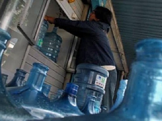 Depot air minum galon isi ulang.