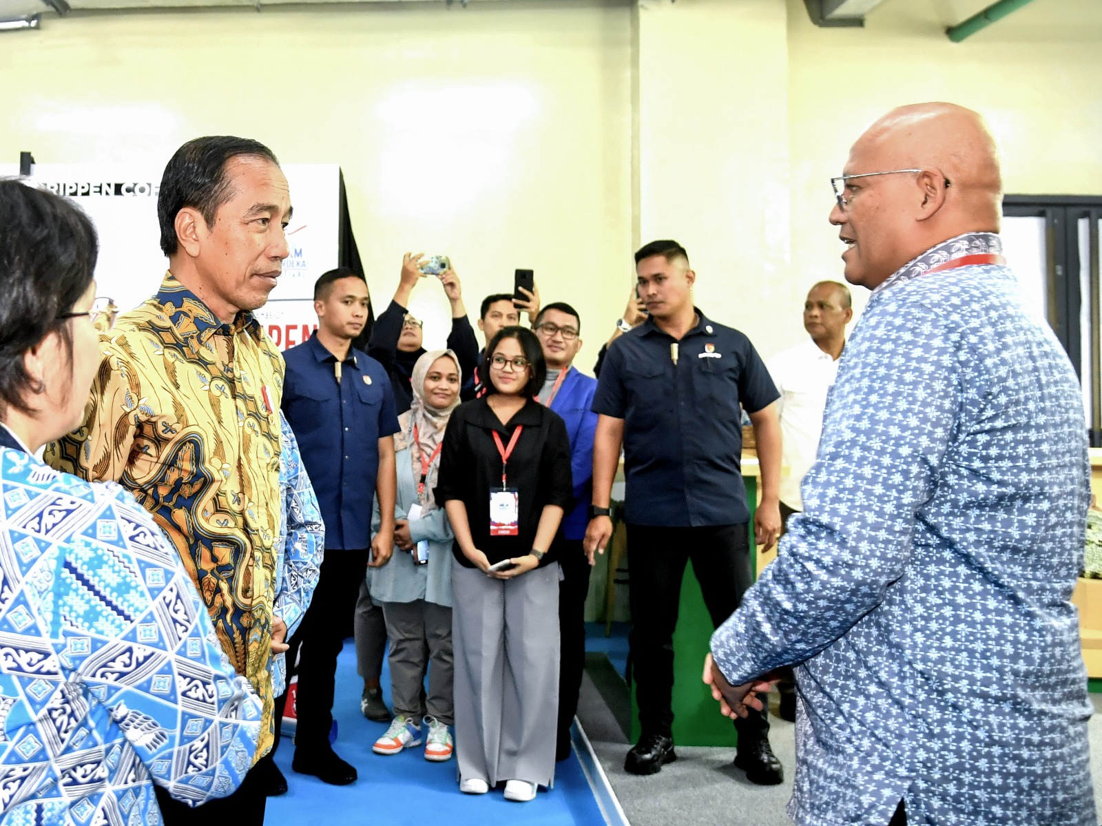 Presiden Joko Widodo mengunjungi stan SETC di Festival Apindo UMKM Merdeka di Grand Indonesia, Jakarta, Senin (31/7/2023). 