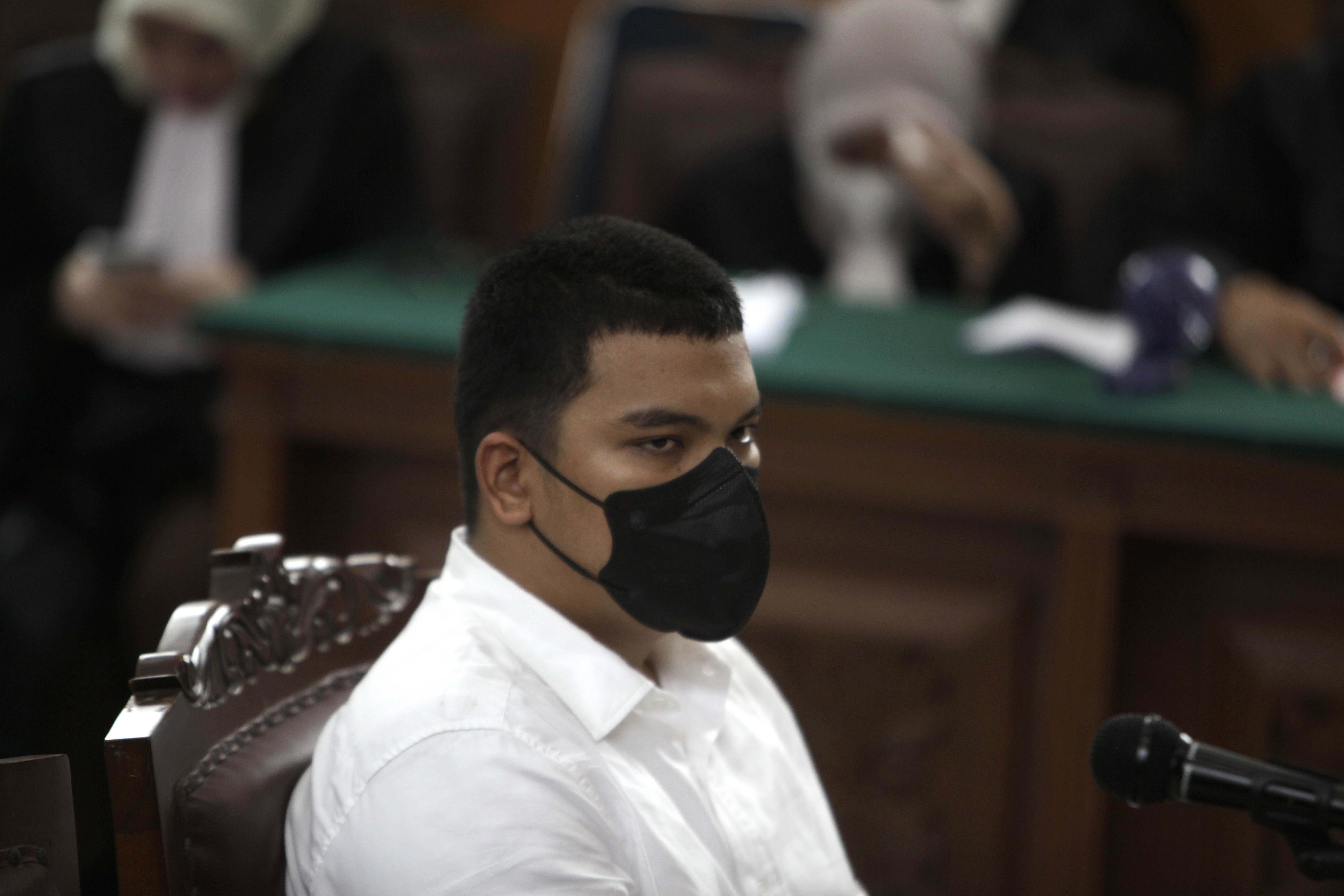 Shane Lukas Menangis di Persidangan