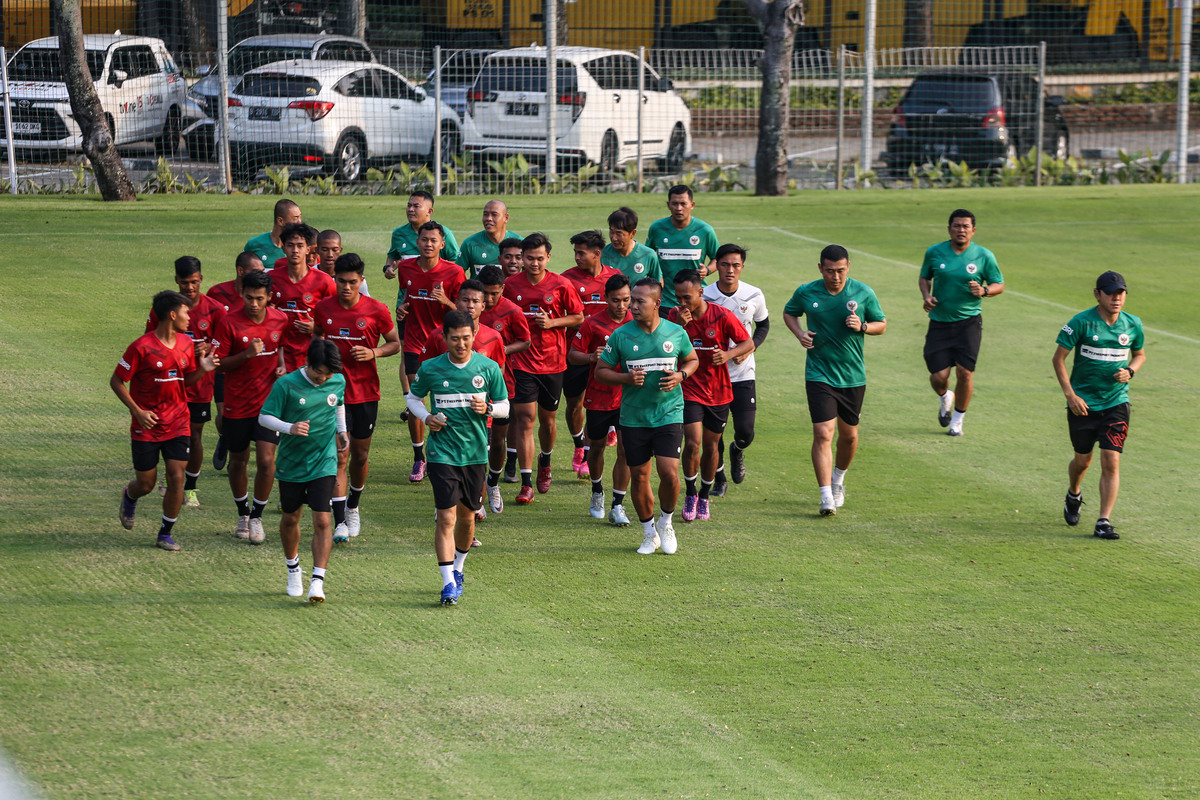 Sejumlah pemain timnas U-23 bersama tim pelatih melakukan latihan di Senayan, Jakarta.