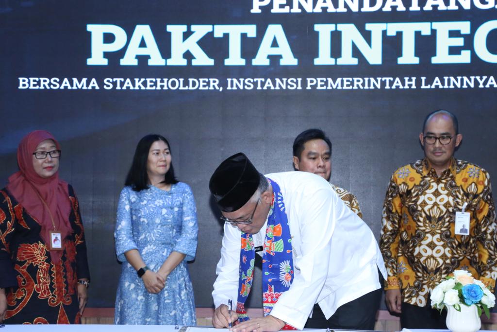 Kepala Distrik Navigasi Tanjung Priok, Raymond Sianturi, melakukan tanda tangan pakta integritas.