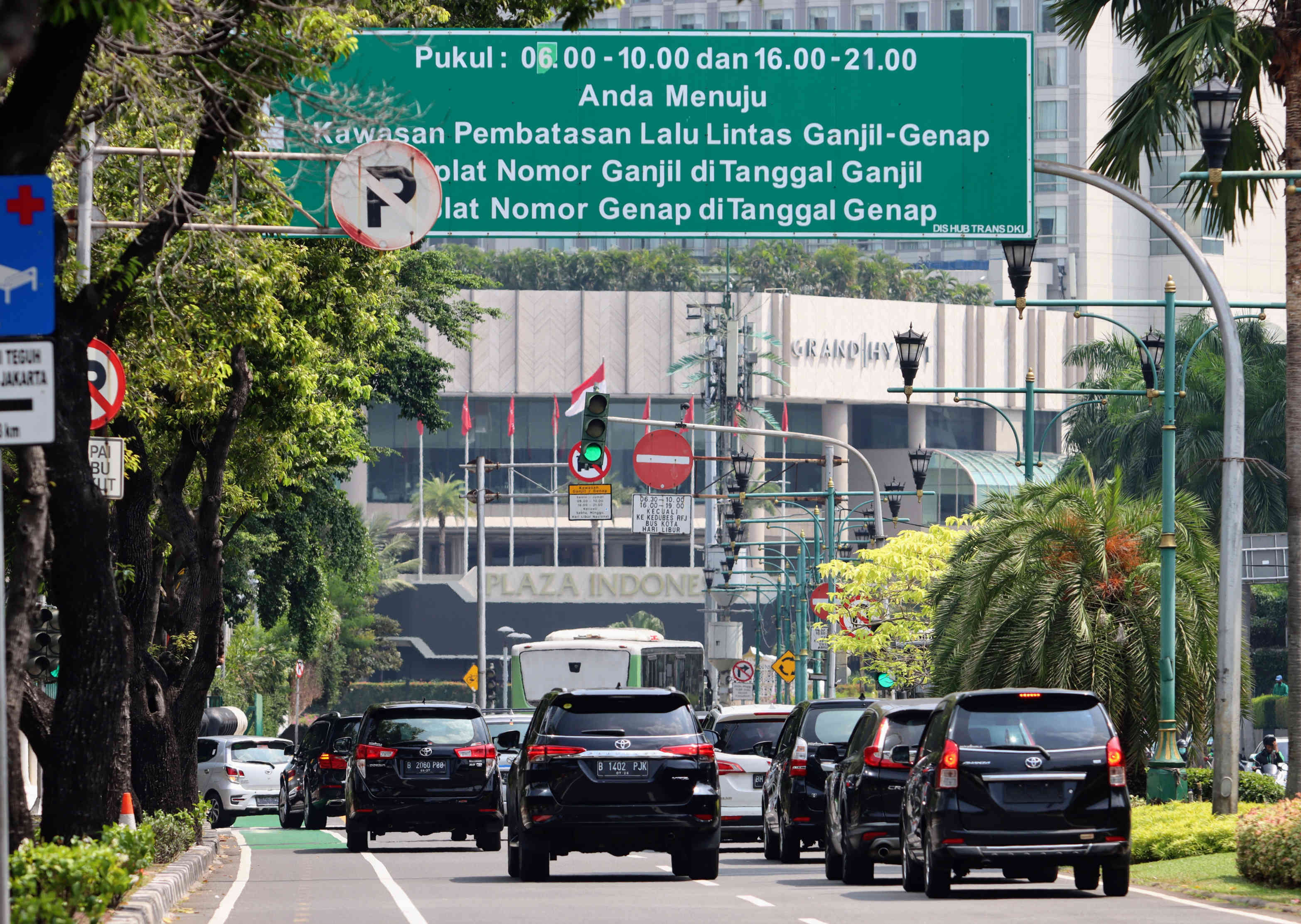  Suasana ruas ganjil genap di Jakarta