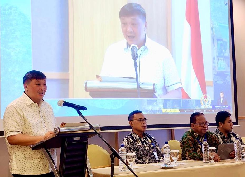 Rico Sia (kiri) sedang memberikan paparan.