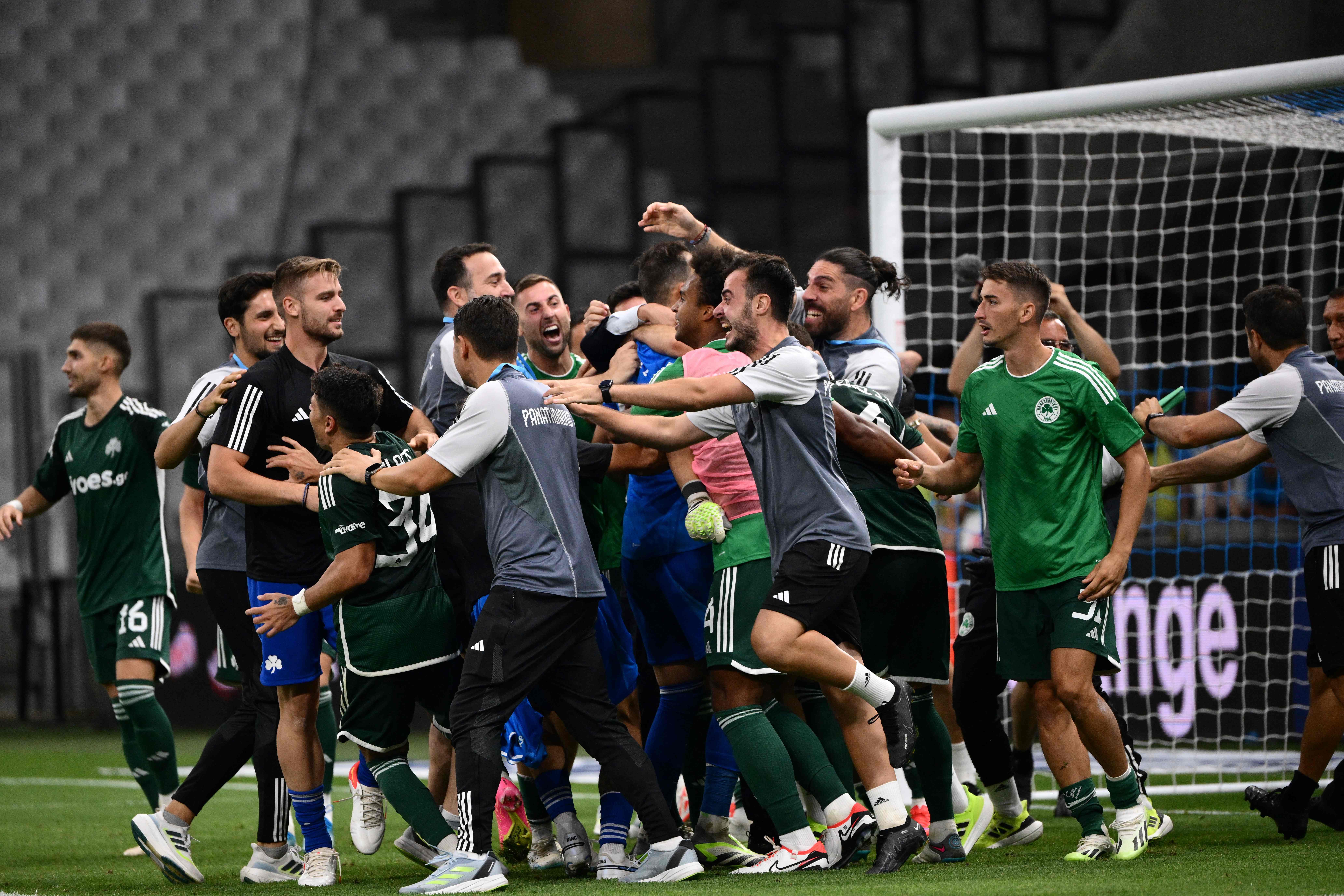 Para pemain Panathinaikos melakukan selebrasi usai mengalahkan Marseille di laga kualifikasi Liga Champions.