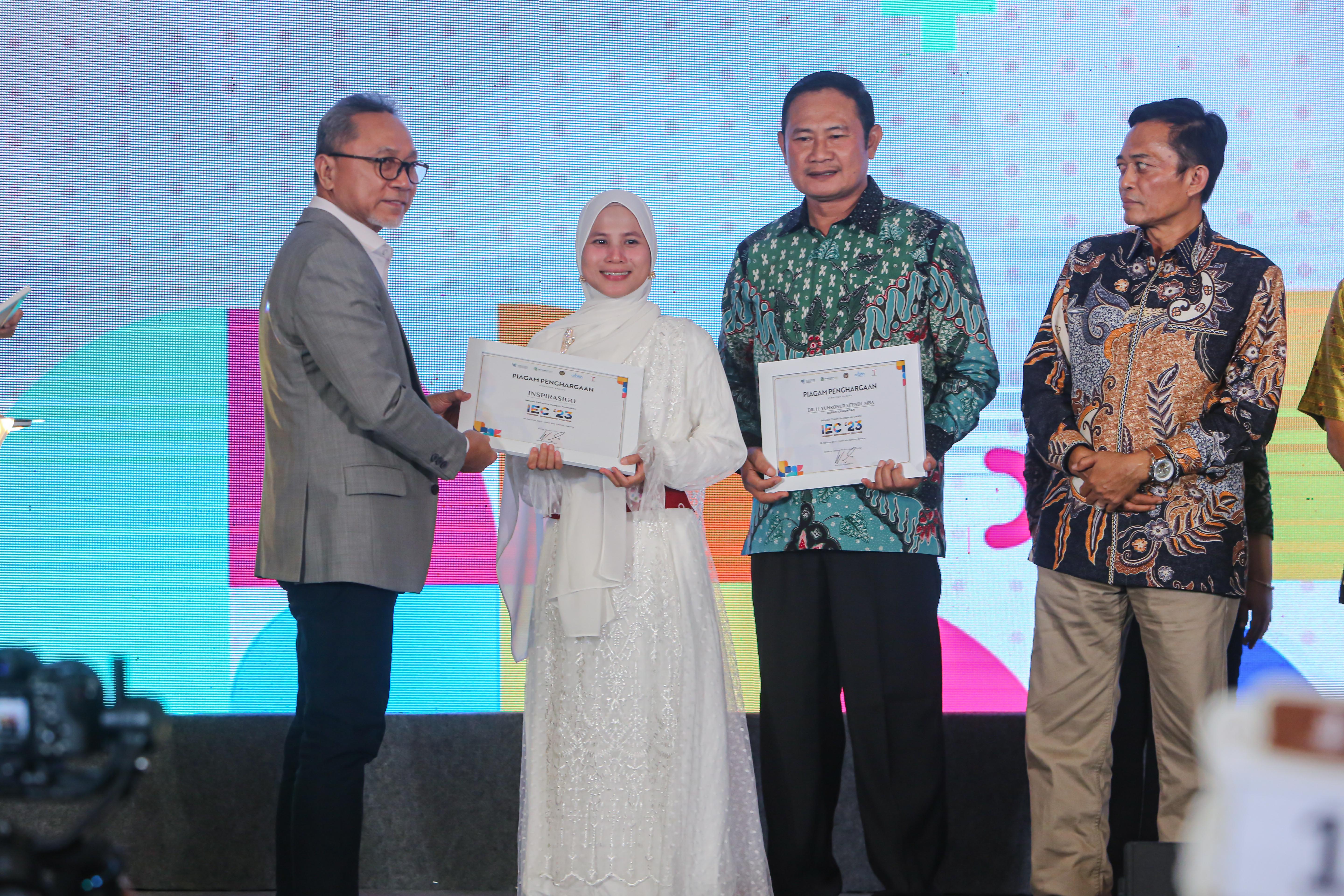 Mendag Zulkifli Hasan memberikan penghargaan kepada UMKM di ajang IEC 2023