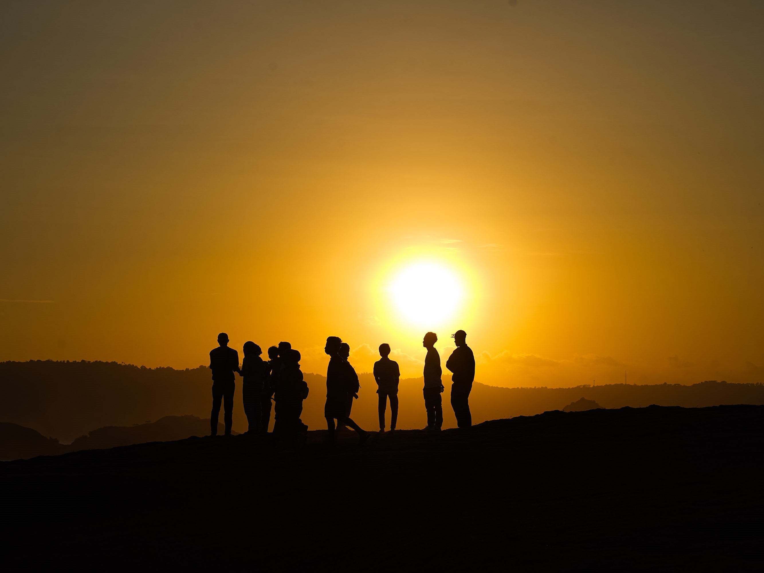 Wisatawan menikmati matahari tenggelam di kawasan wisata Bukit Merese, Lombok Tengah, Nusa Tenggara Barat.