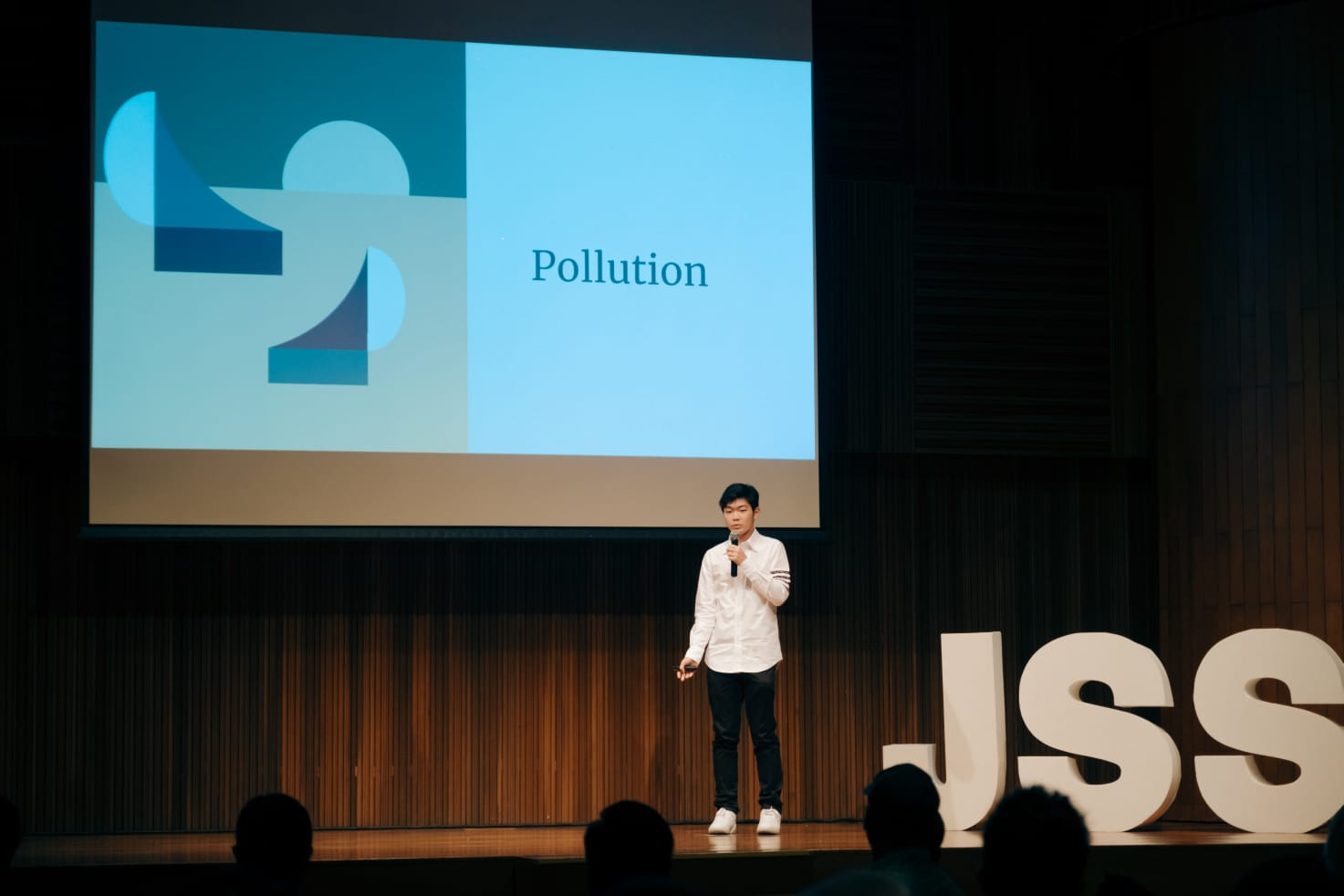 Siswa JIS Jefferson Sunjoto berhasil mengembangkan perangkat lunak yang memadukan tenaga angin dan tenaga surya.