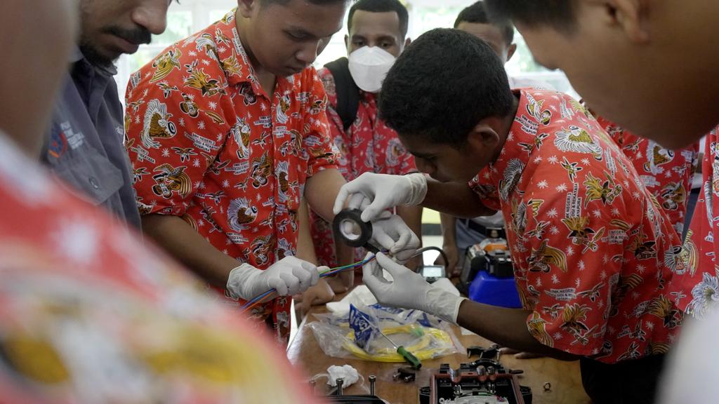 Pelajar di Jayapura dapat pelatihan fibrt optik