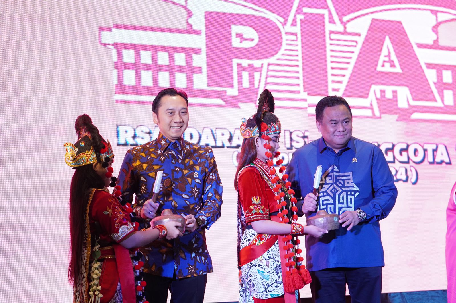 Ketua Fraksi Partai Demokrat DPR RI, Edhie Baskoro Yudhoyono (Ibas) turut menghadiri Pembukaan Bazar UMKM & Pasar Murah DPR-RI