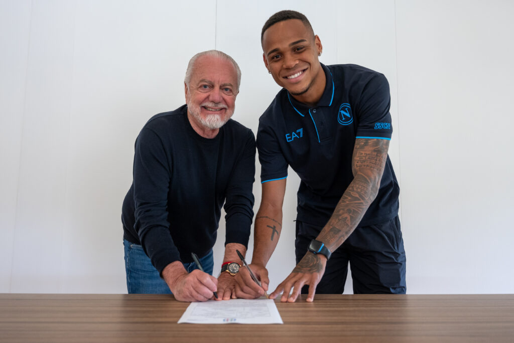 Pemain anyar Napoli Natan (kanan)