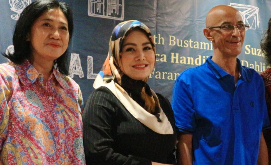 Cici Faramida (tengah)