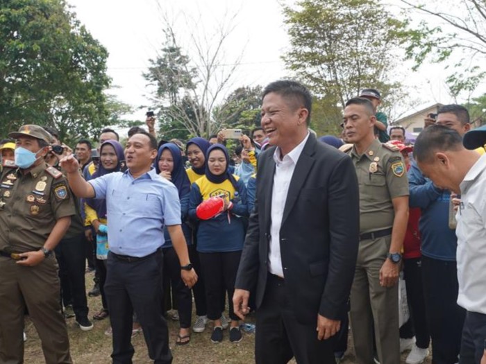Bupati OKU Timur Lanosin Hamzah ikut meramaikan perayaan HUT ke-78 RI bersama masyarakat.
