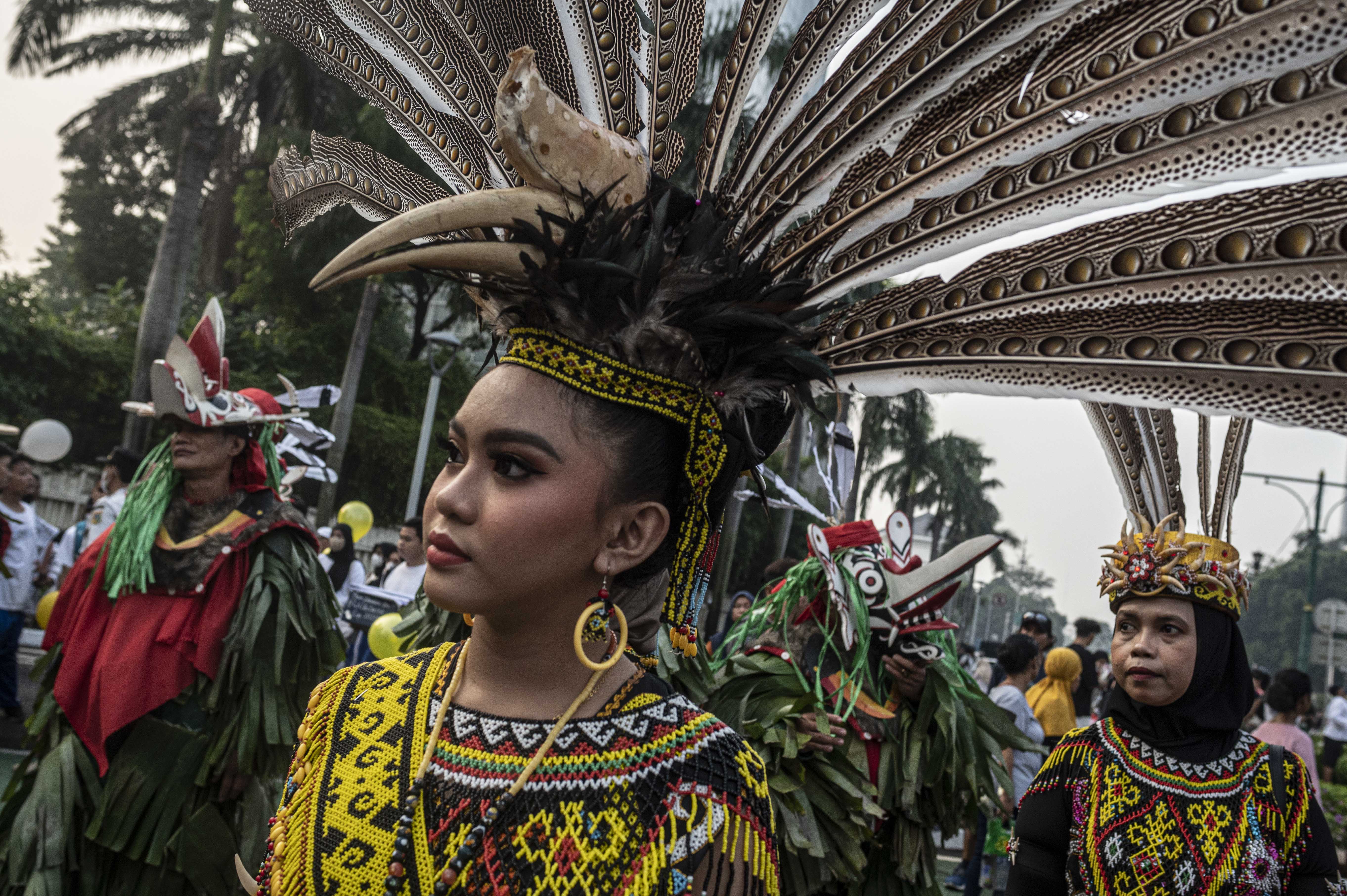 Peserta mengikuti karnaval budaya di kawasan Bundaran HI, Jakarta, Minggu (25/6) dalam rangka menyambut Ibu Kota Nusantara (IKN).